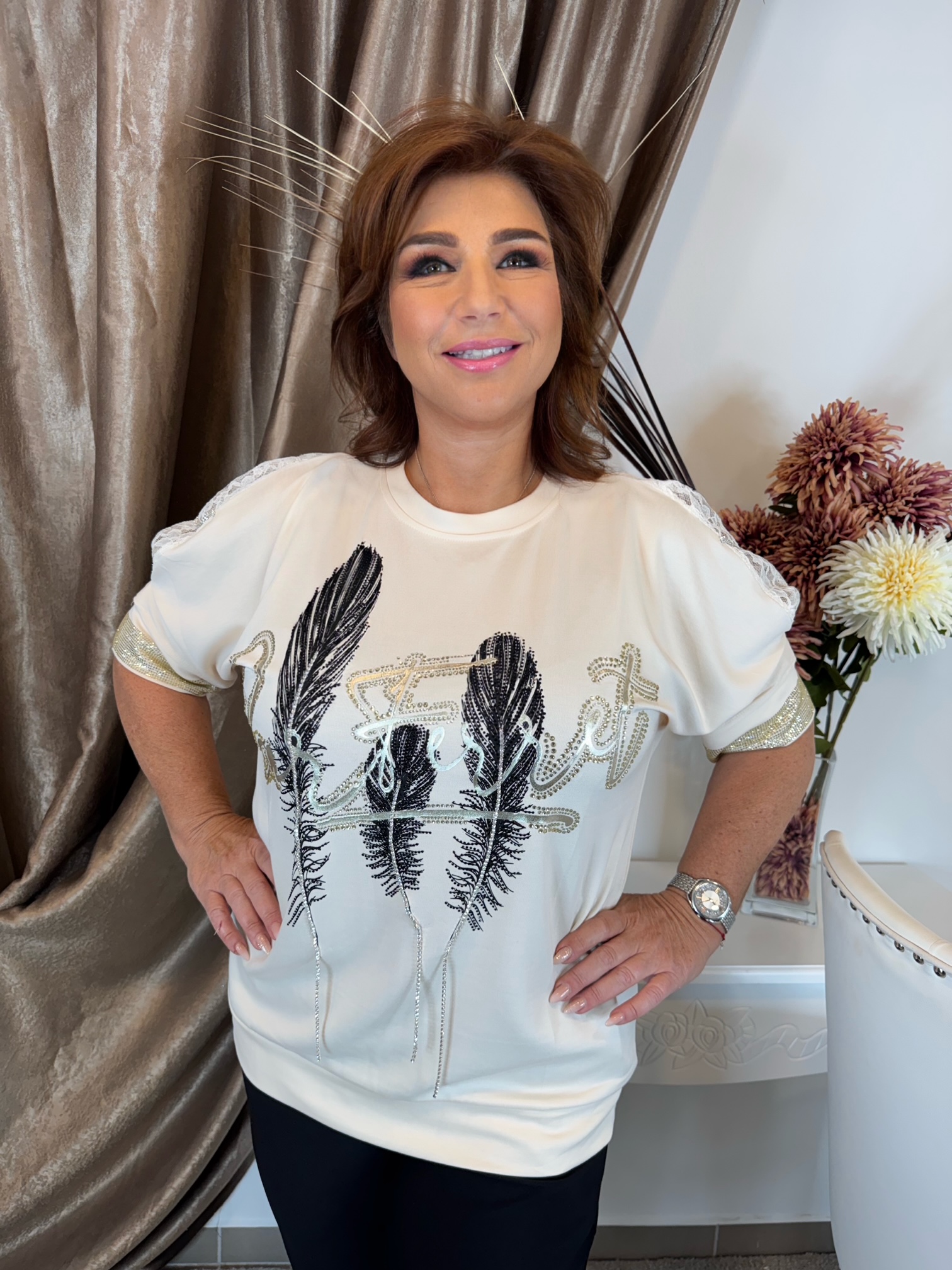 Bézs tollmintás felső csipkés ujjal