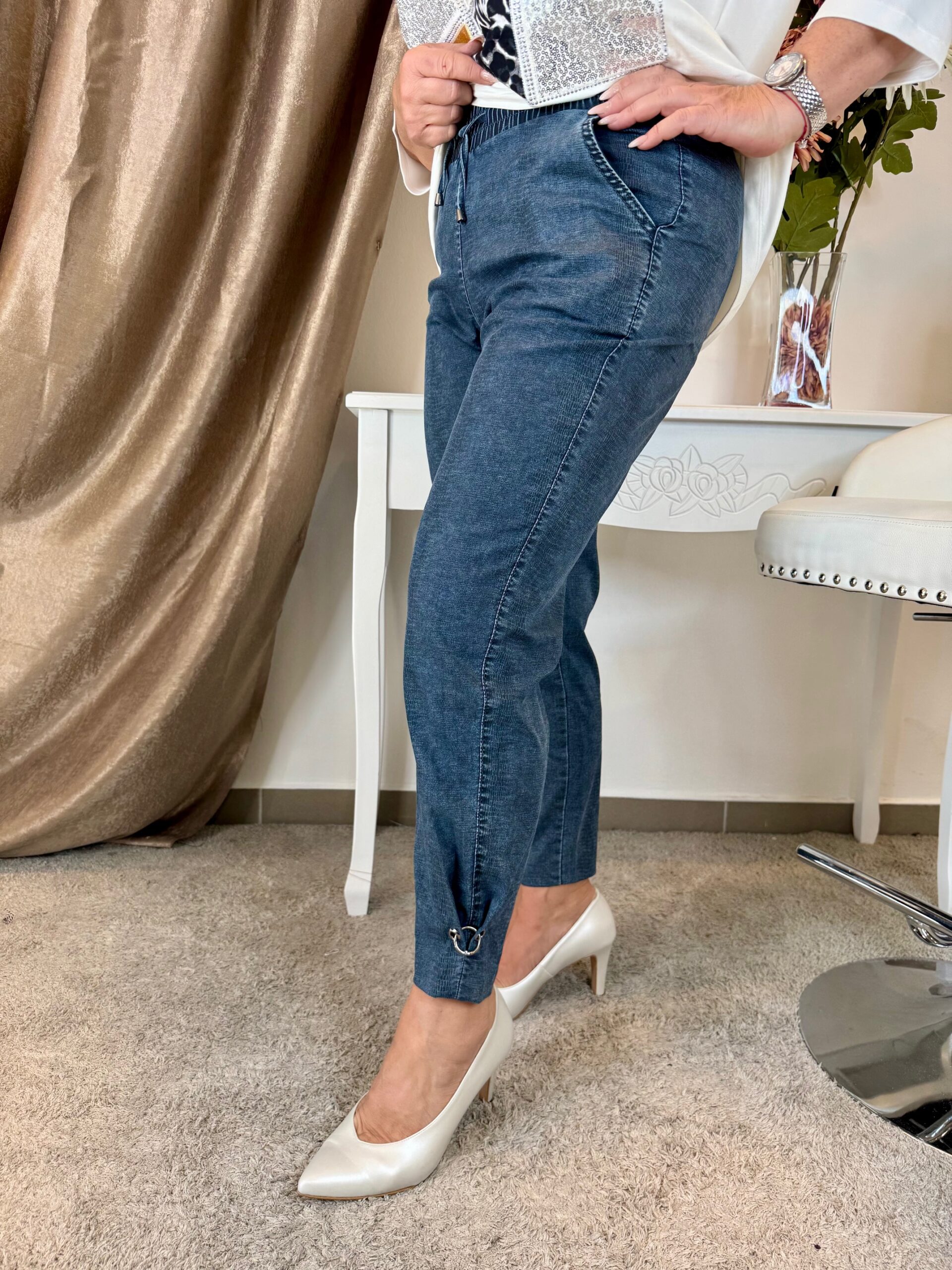 Gumis derekú kígyómintás farmernadrág bokáján fém karikával