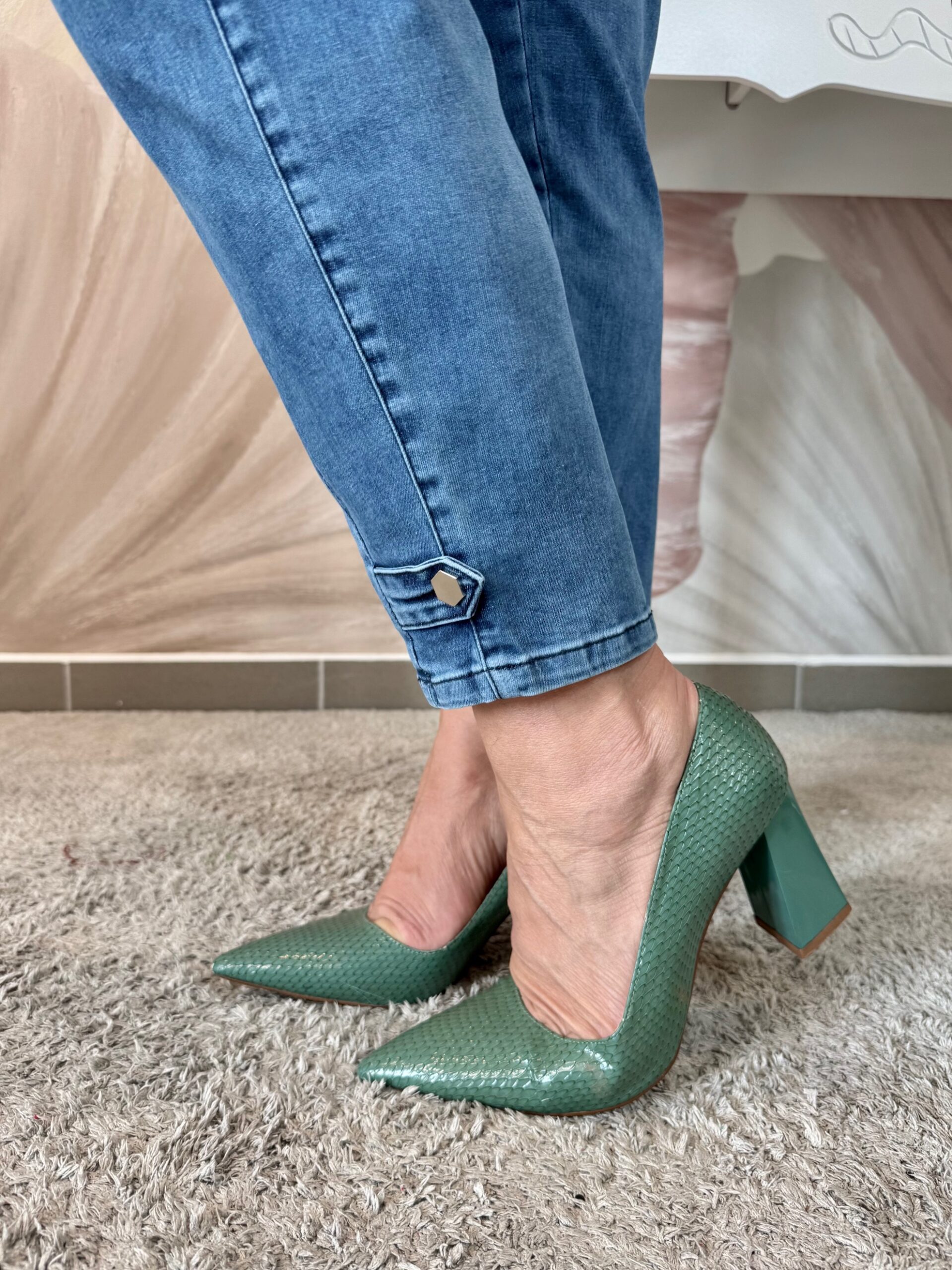 Gumis derekú farmernadrág bokáján patenttal - Image 2