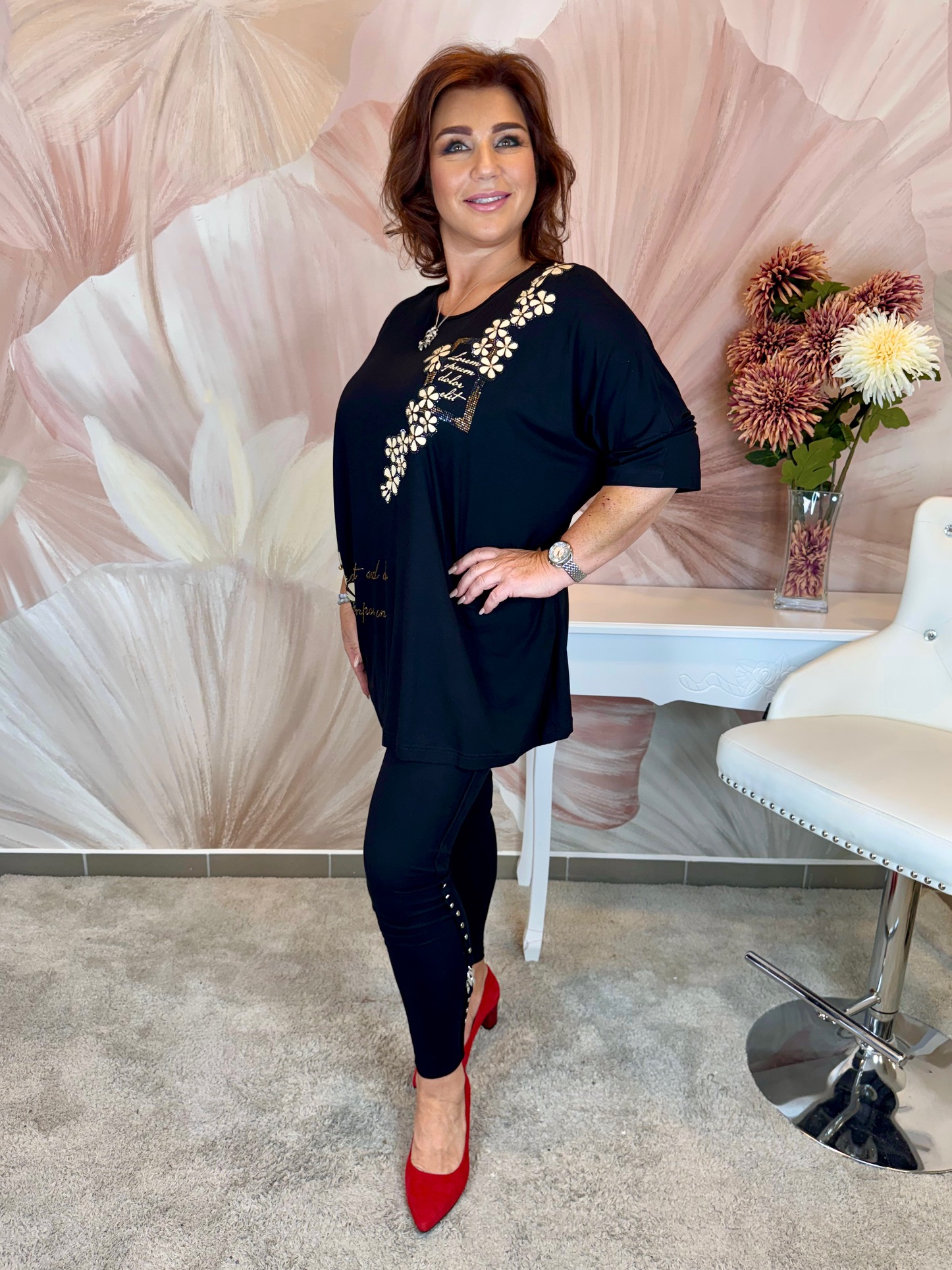 Fekete hosszított tunika bézs virágokkal - Image 3