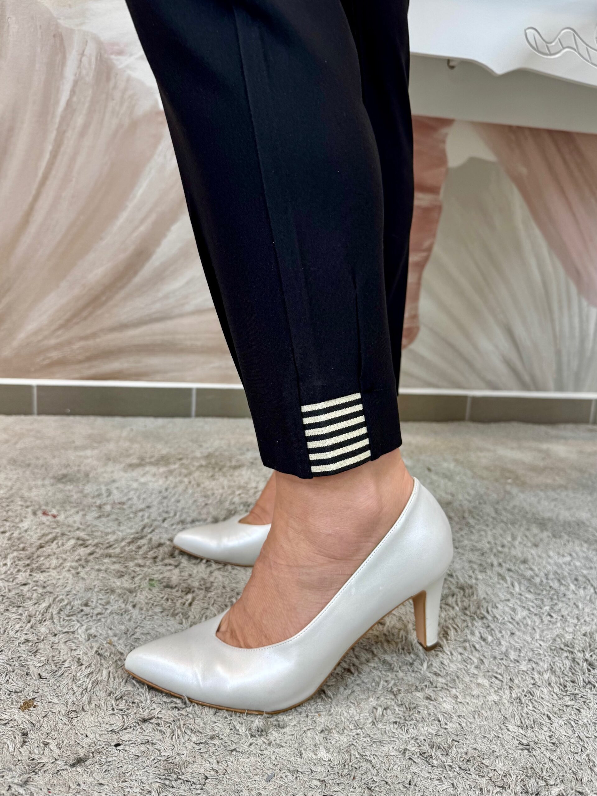 Elasztikus fekete gumis derekú nadrág bézs passzéval - Image 3