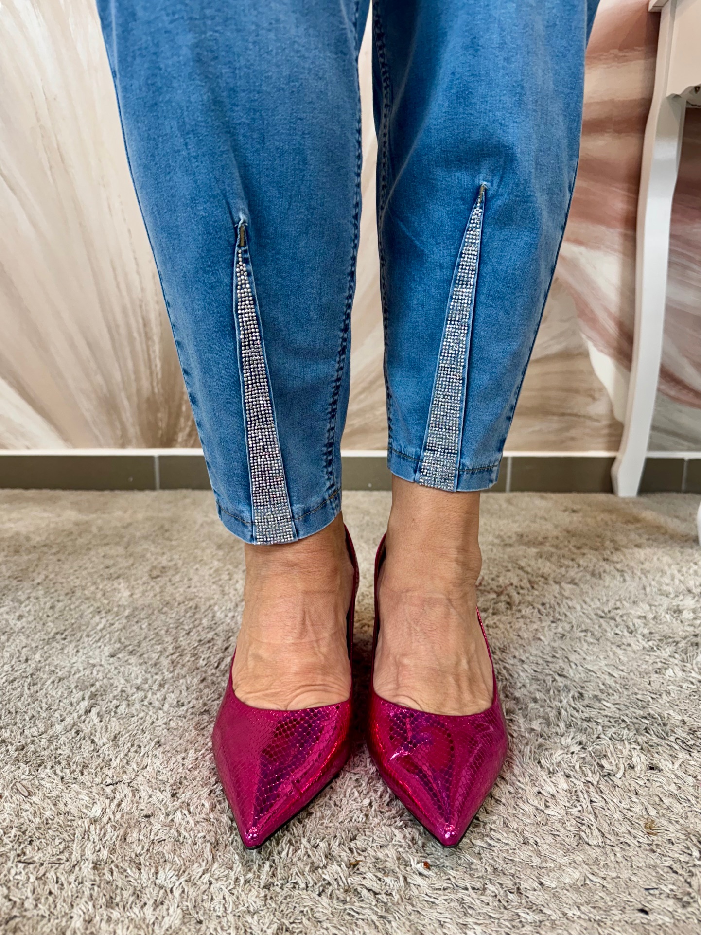 Gumis derekú farmernadrág bokáján ezüst kristályokkal - Image 2