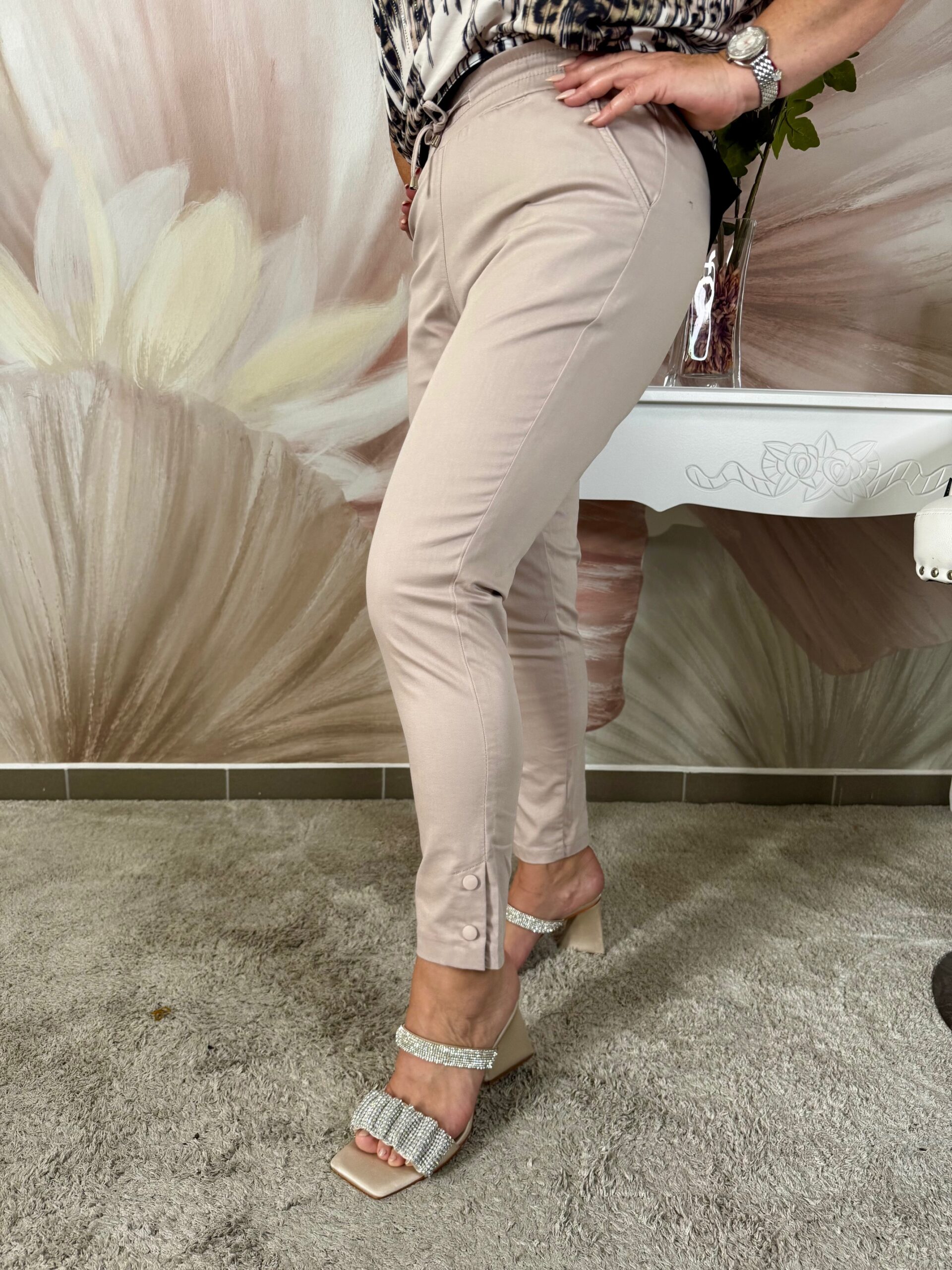 Elasztikus bézs egyenes szárú nadrág