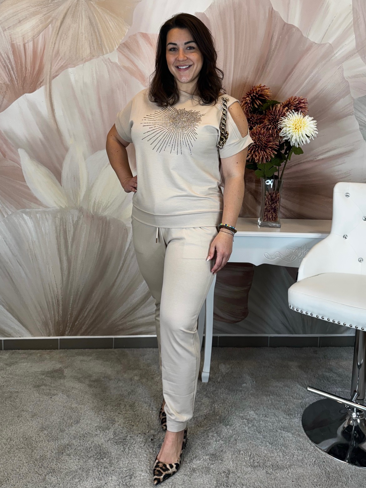 Csinos nyitott vállú bézs szett arany kristályokkal