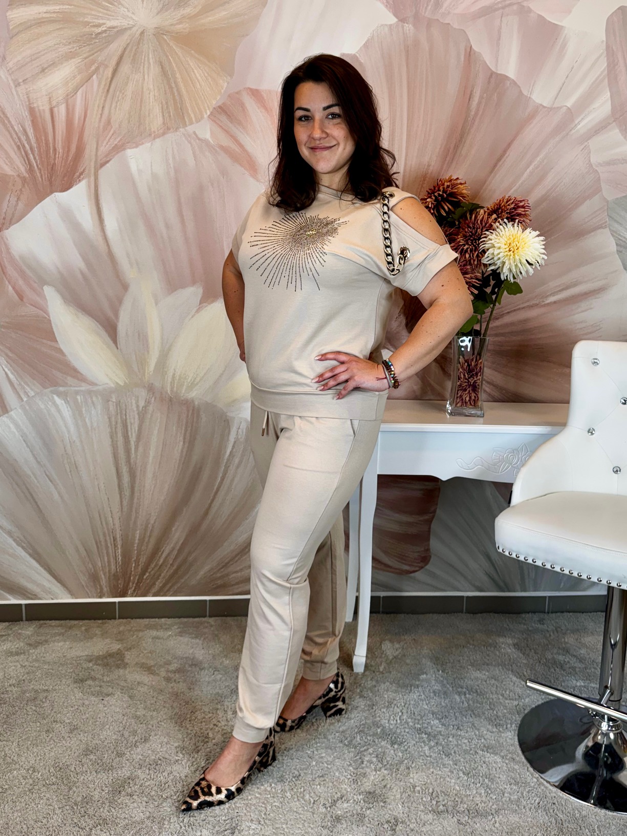 Csinos nyitott vállú bézs szett arany kristályokkal - Image 3