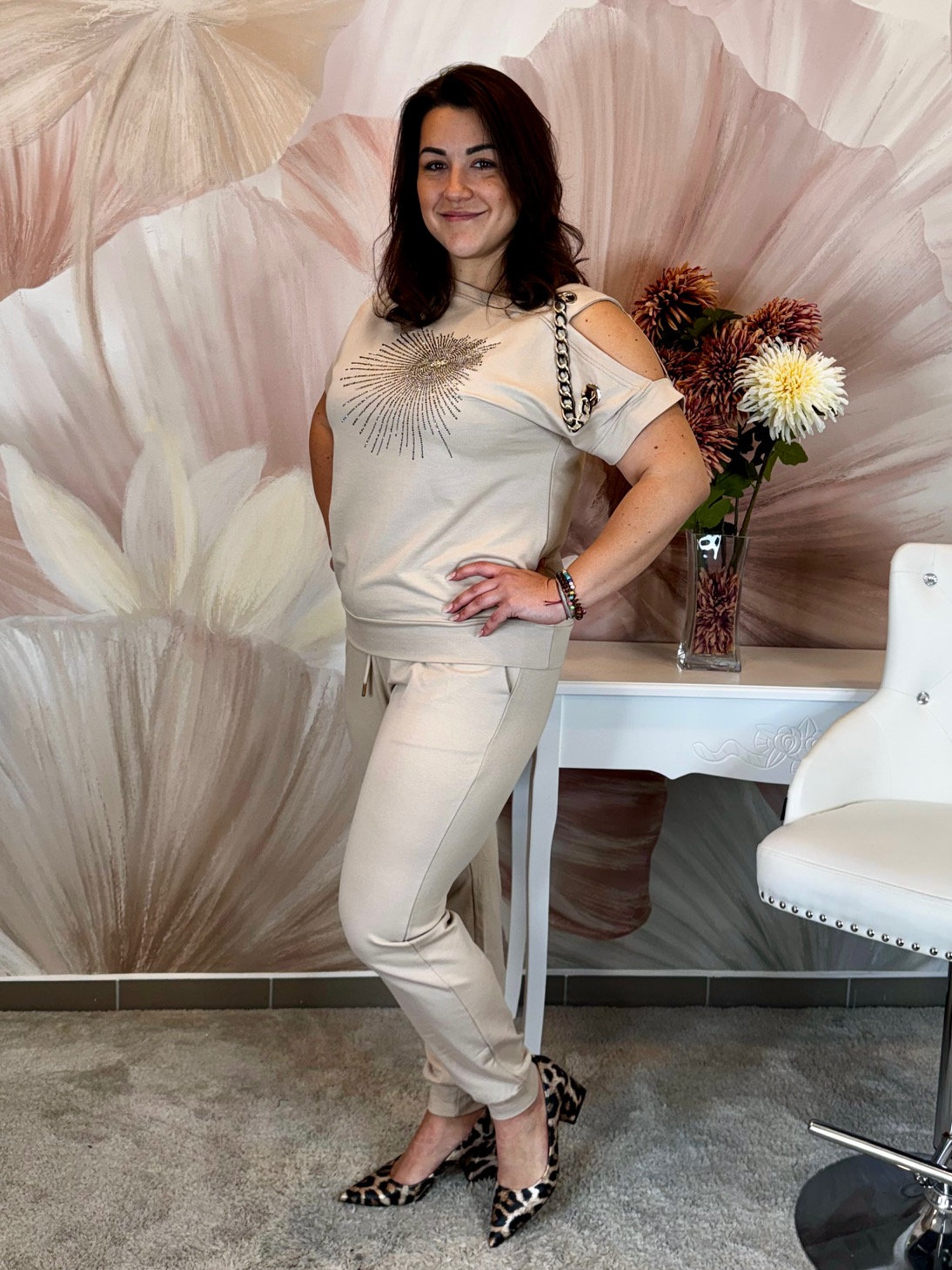 Csinos nyitott vállú bézs szett arany kristályokkal - Image 4