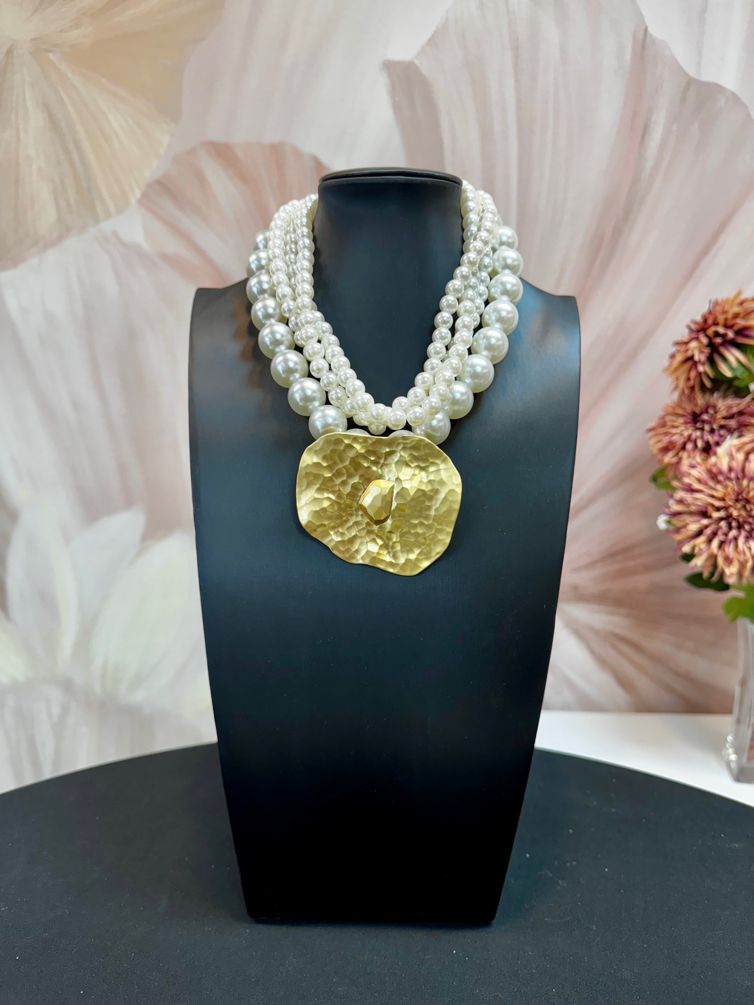 Többsoros gyöngy lánc arany medállal