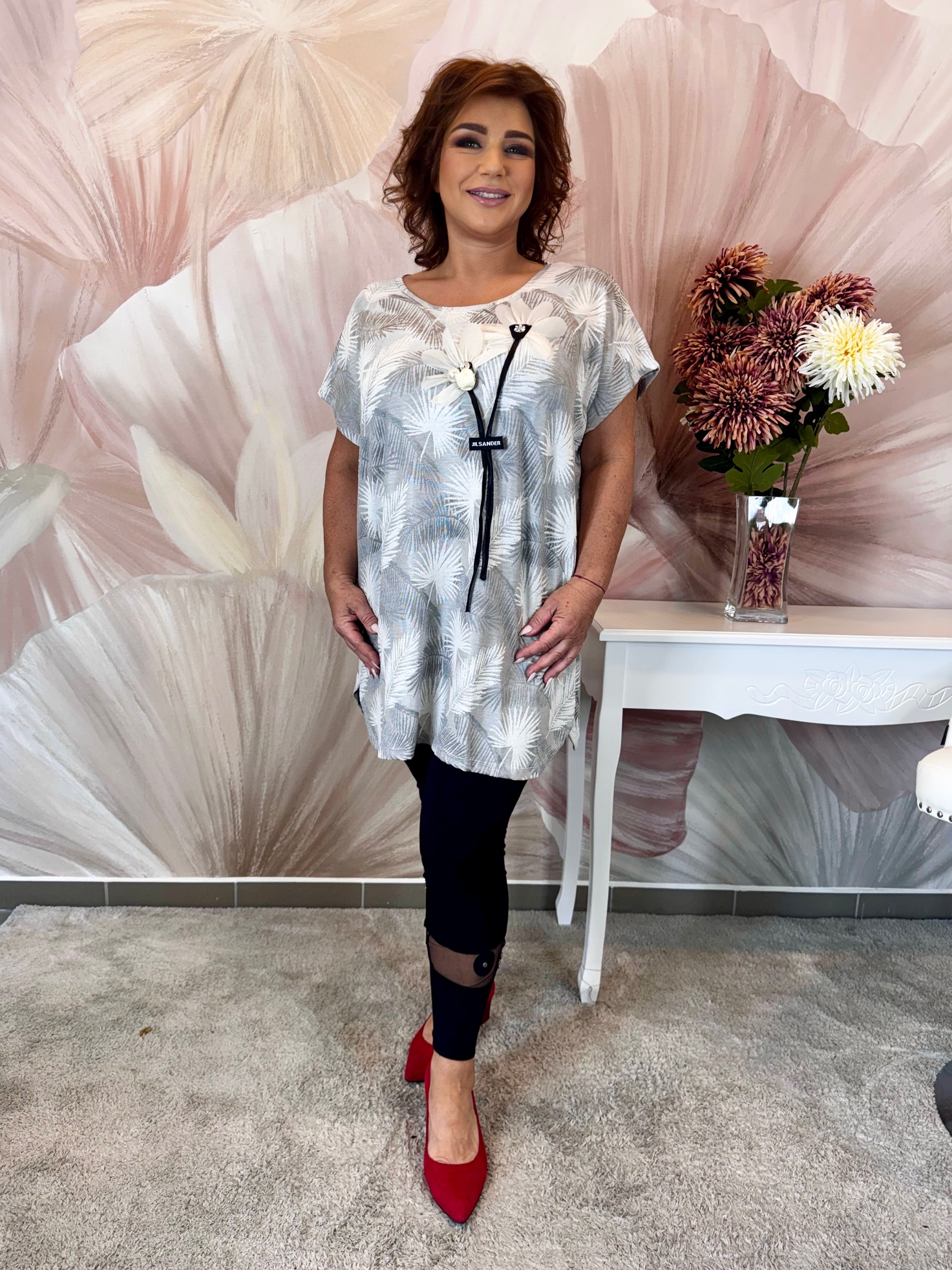 Fehér-szürke hosszított tunika virágdísszel - Image 4