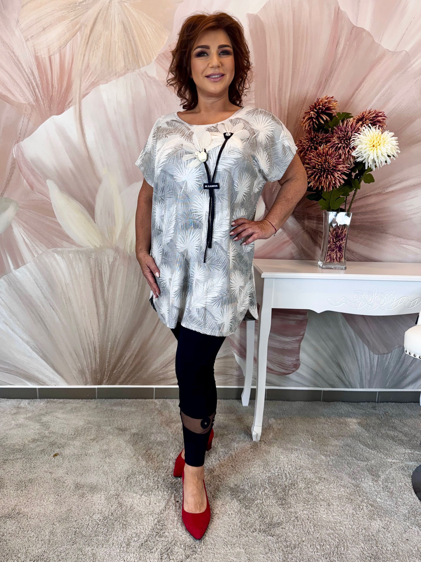 Fehér-szürke hosszított tunika virágdísszel - Image 2