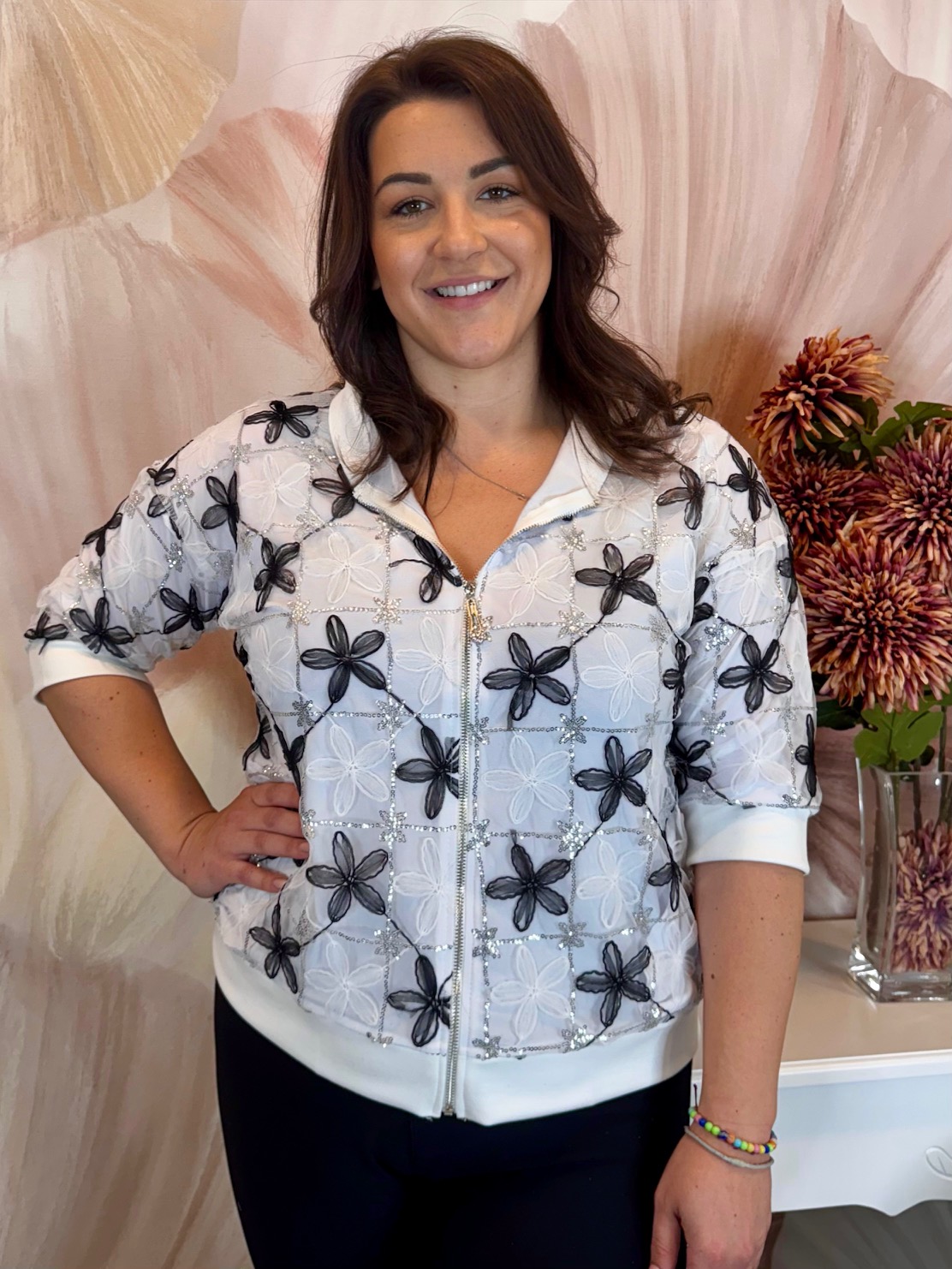 Csinos fehér zippes felső tüllrátéttel és virágokkal - Image 3