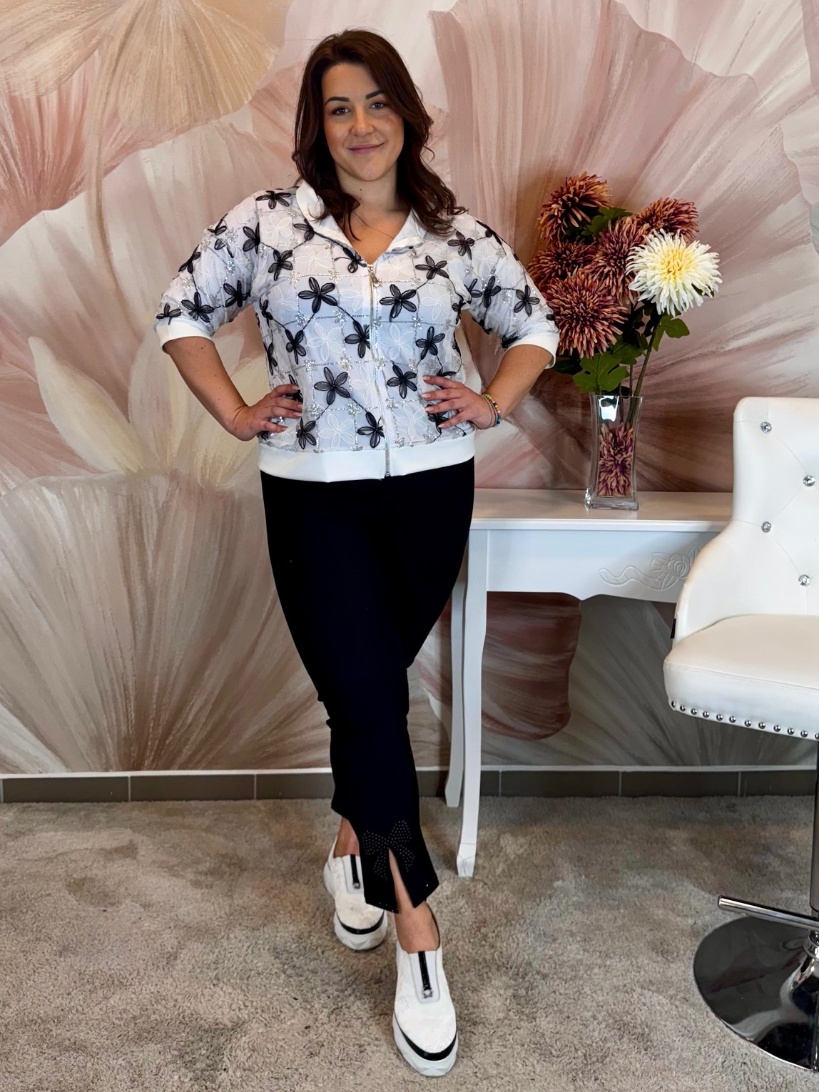 Csinos fehér zippes felső tüllrátéttel és virágokkal - Image 2