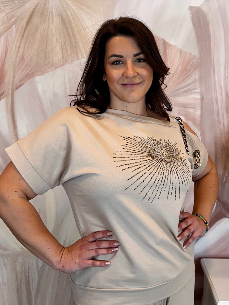 Csinos nyitott vállú bézs szett arany kristályokkal - Image 5