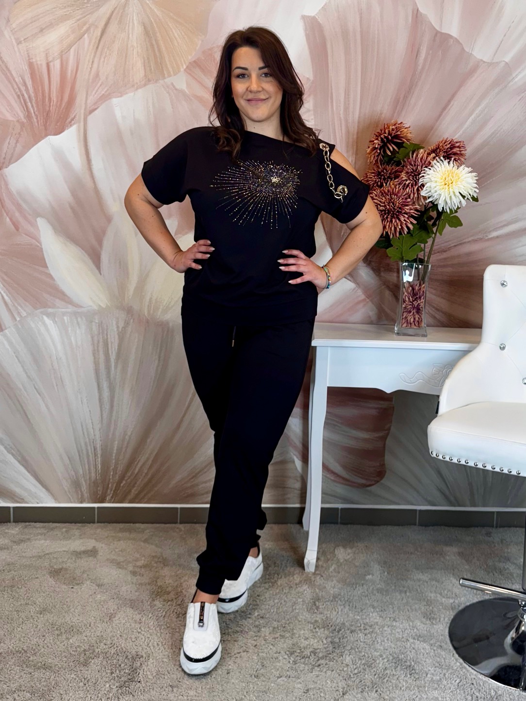 Csinos nyitott vállú fekete szett arany kristályokkal