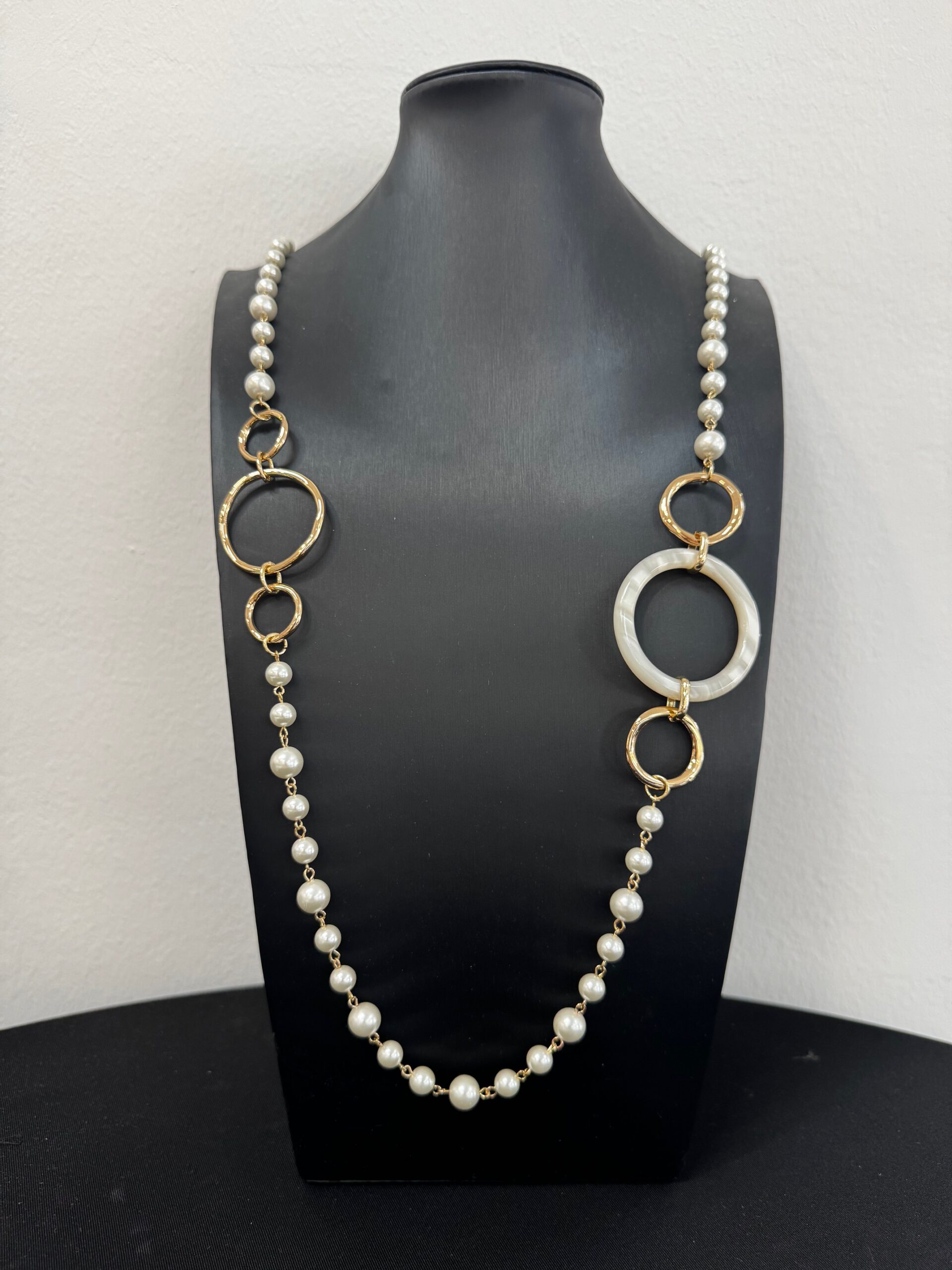 Hosszú gyöngysor arany karikákkal