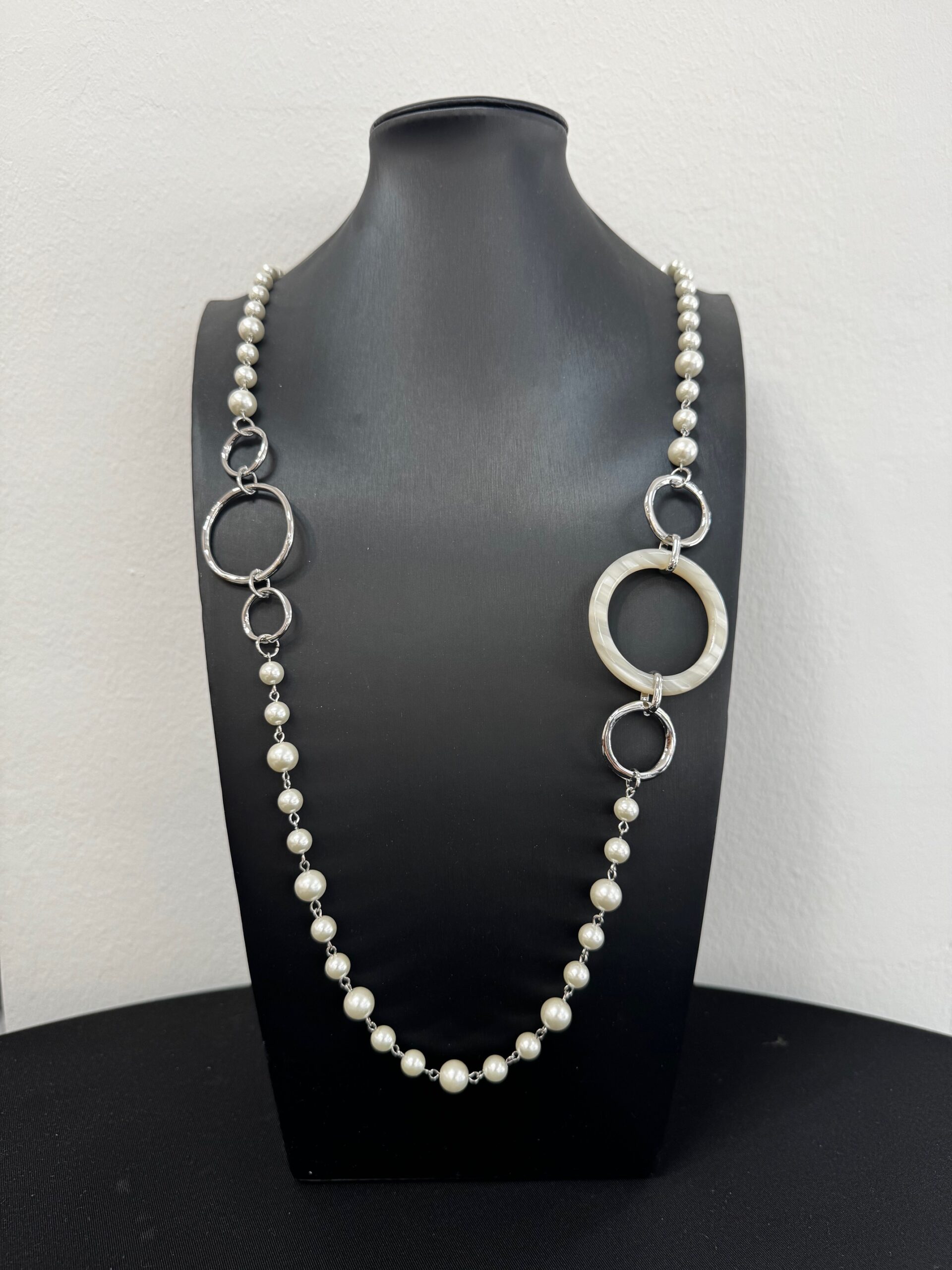 Hosszú gyöngysor ezüst karikákkal
