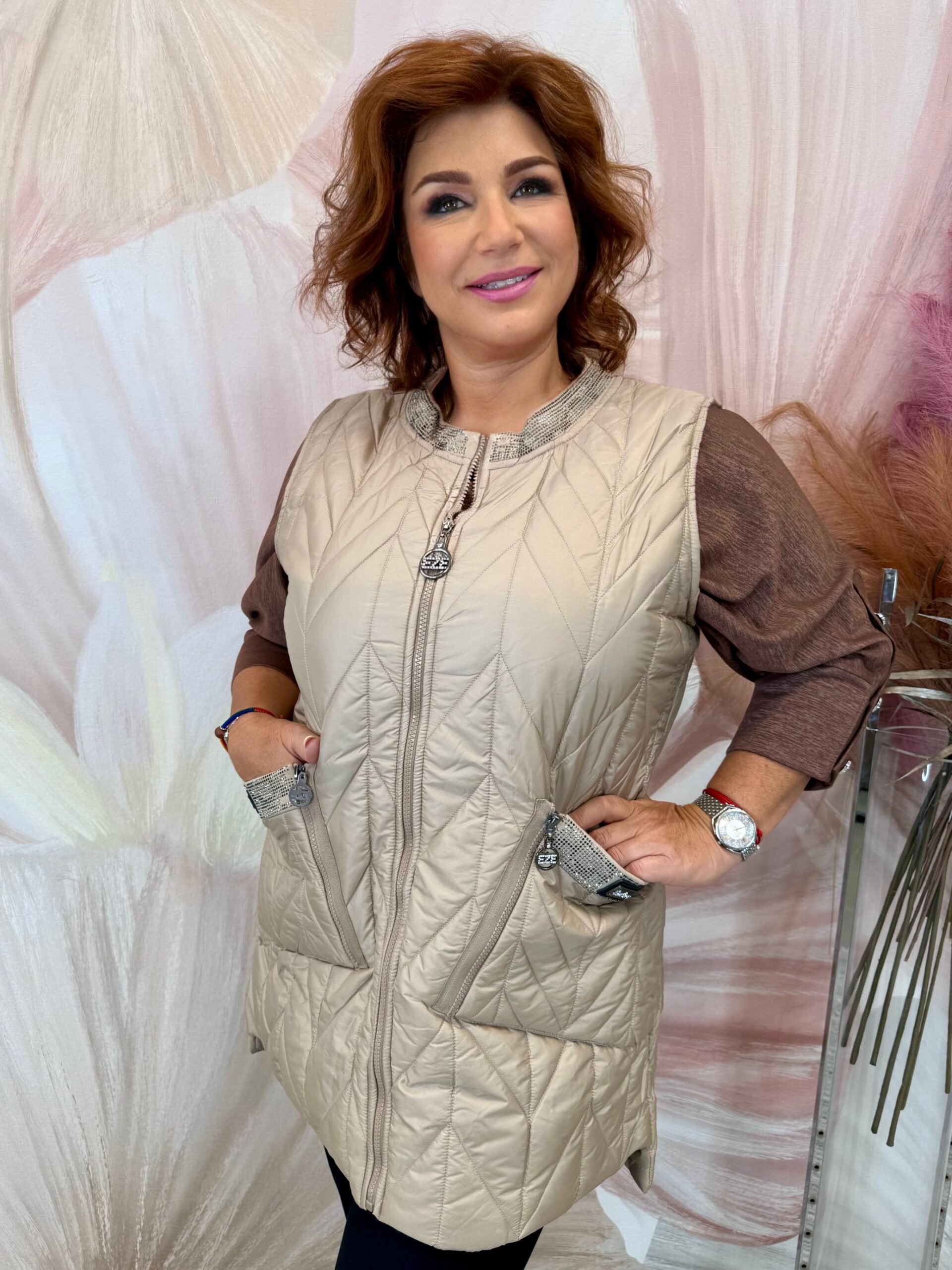 Hosszított bézs steppelt mellény ezüst kristályokkal