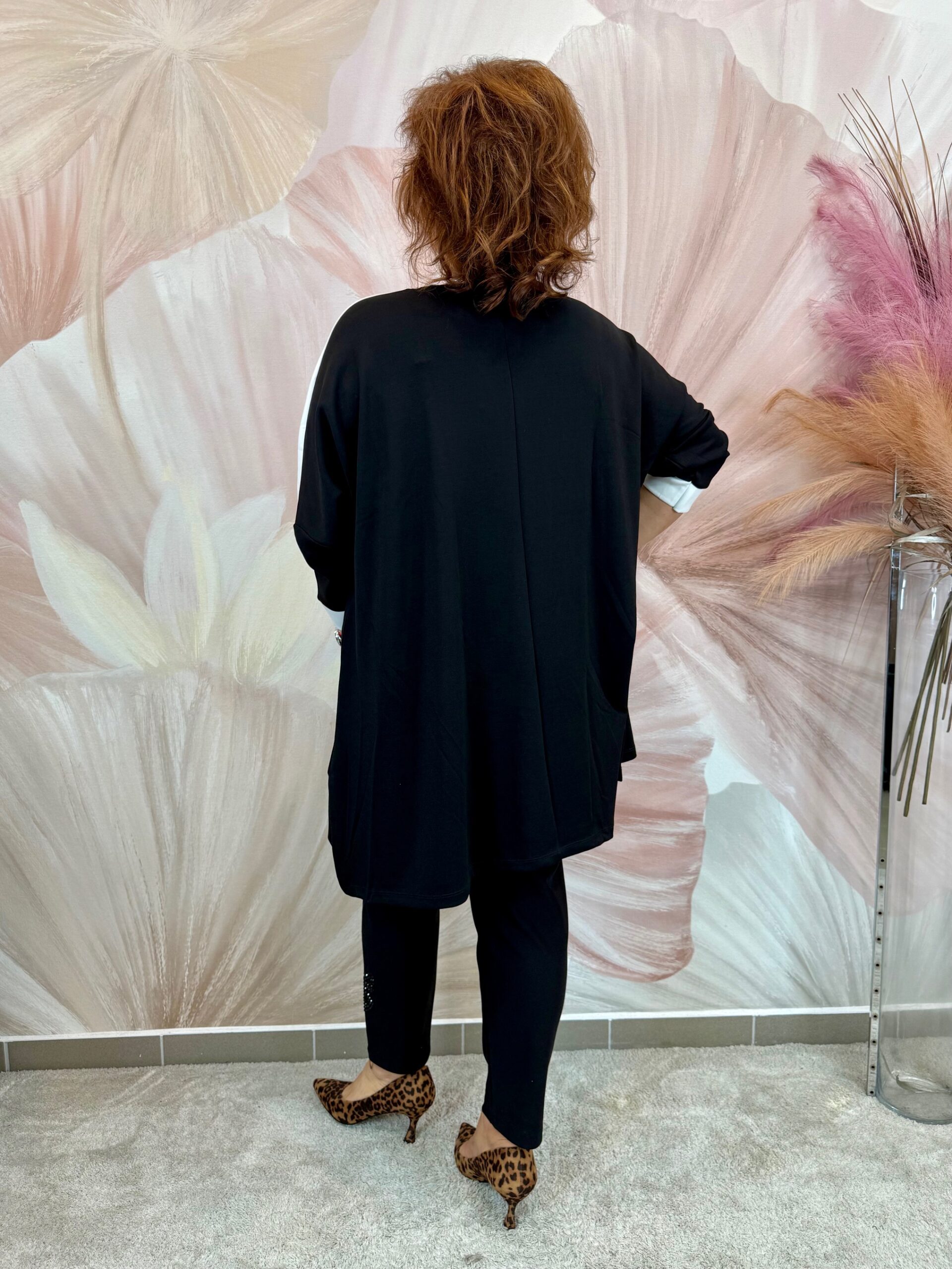 Hosszú fekete tunika fehér virágokkal - Image 5