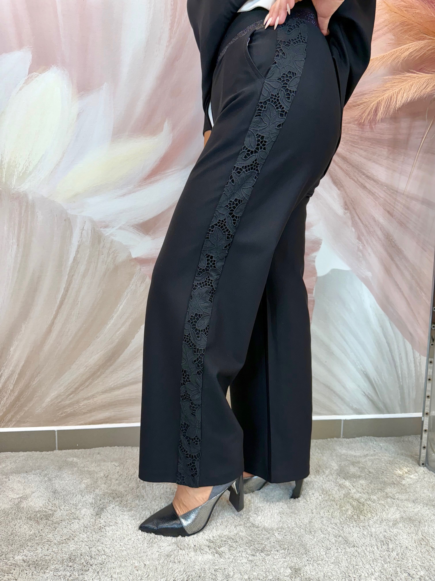 Elasztikus fekete bő szárú nadrág oldalán csipkemintával