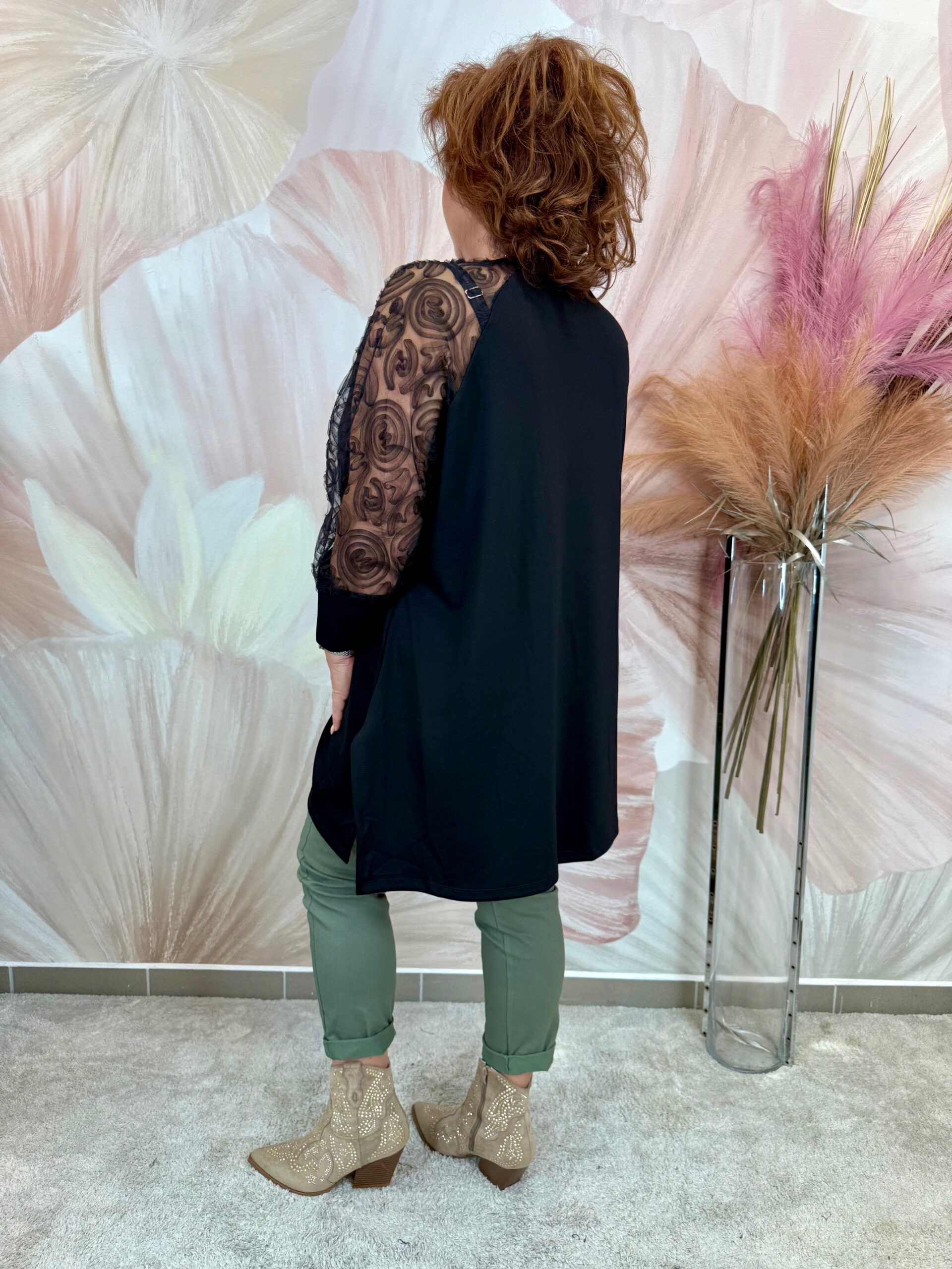 Hosszított fekete tunika tüllvirágos ujjakkal - Image 6