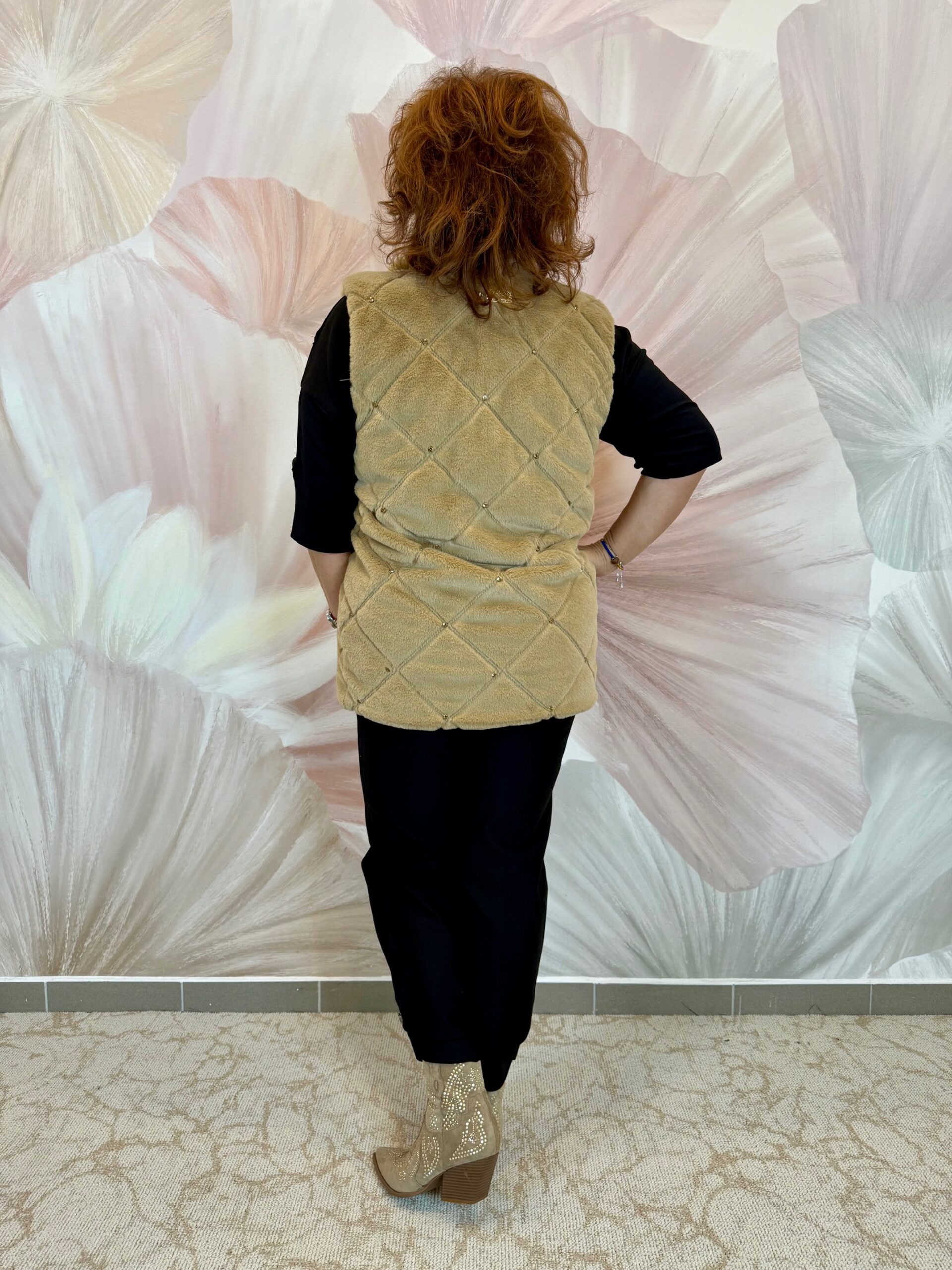 Bézs szőrmés mellény arany strasszokkal - Image 4