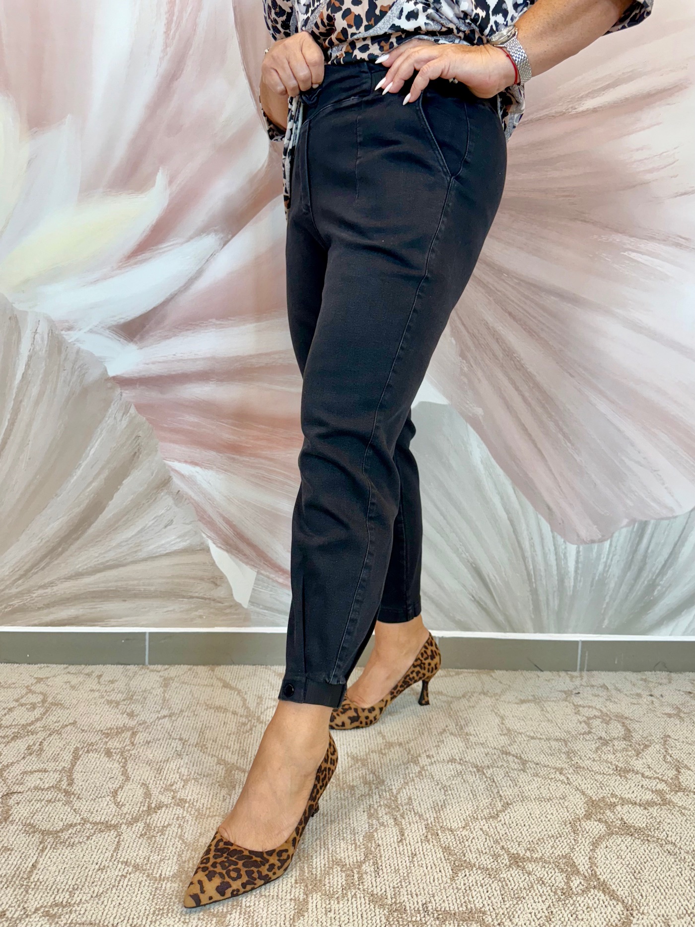 Gumis derekú alul patentos szürke farmernadrág