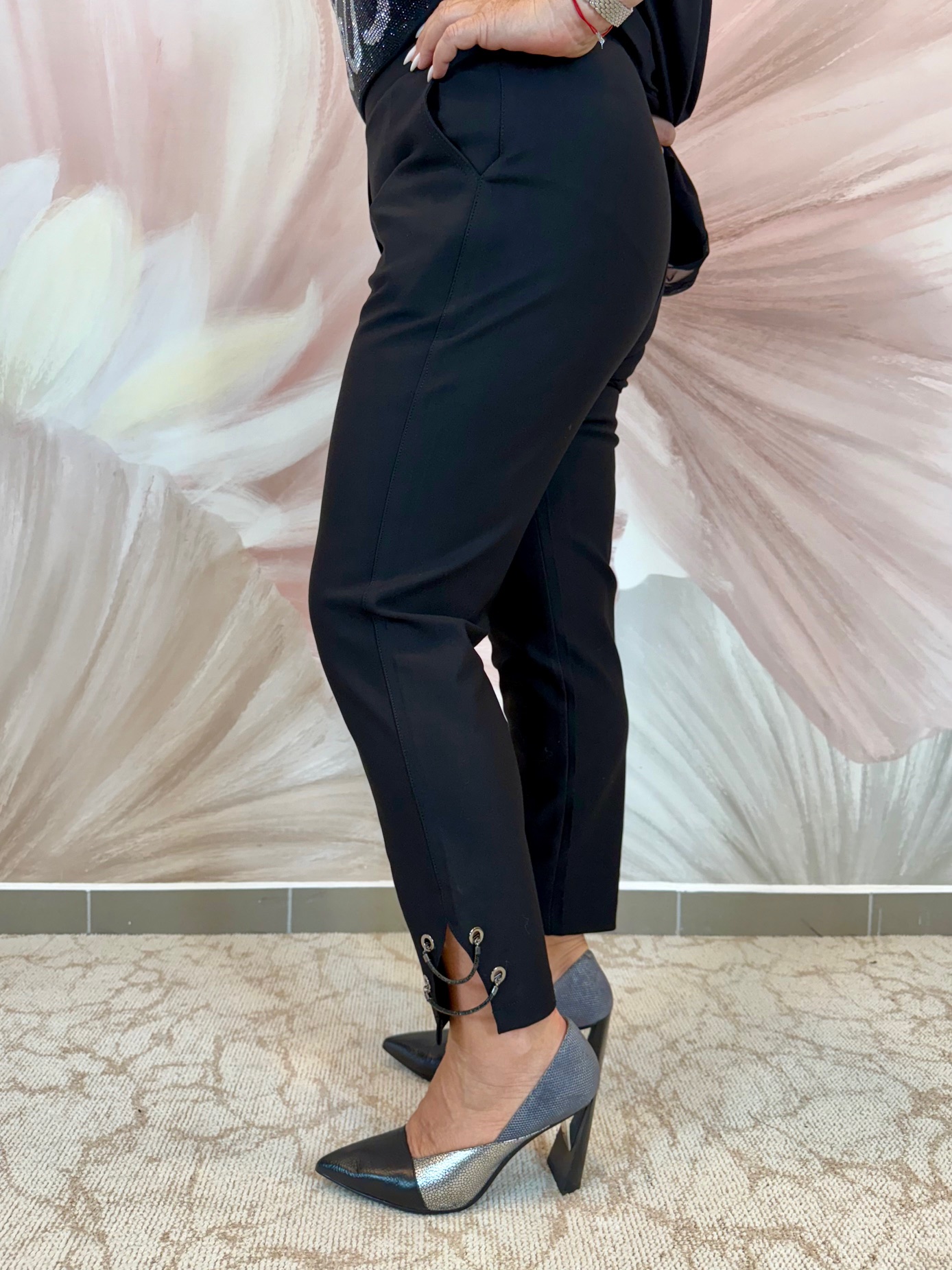 Elasztikus fekete nadrág bokáján ezüst dísszel - Image 3