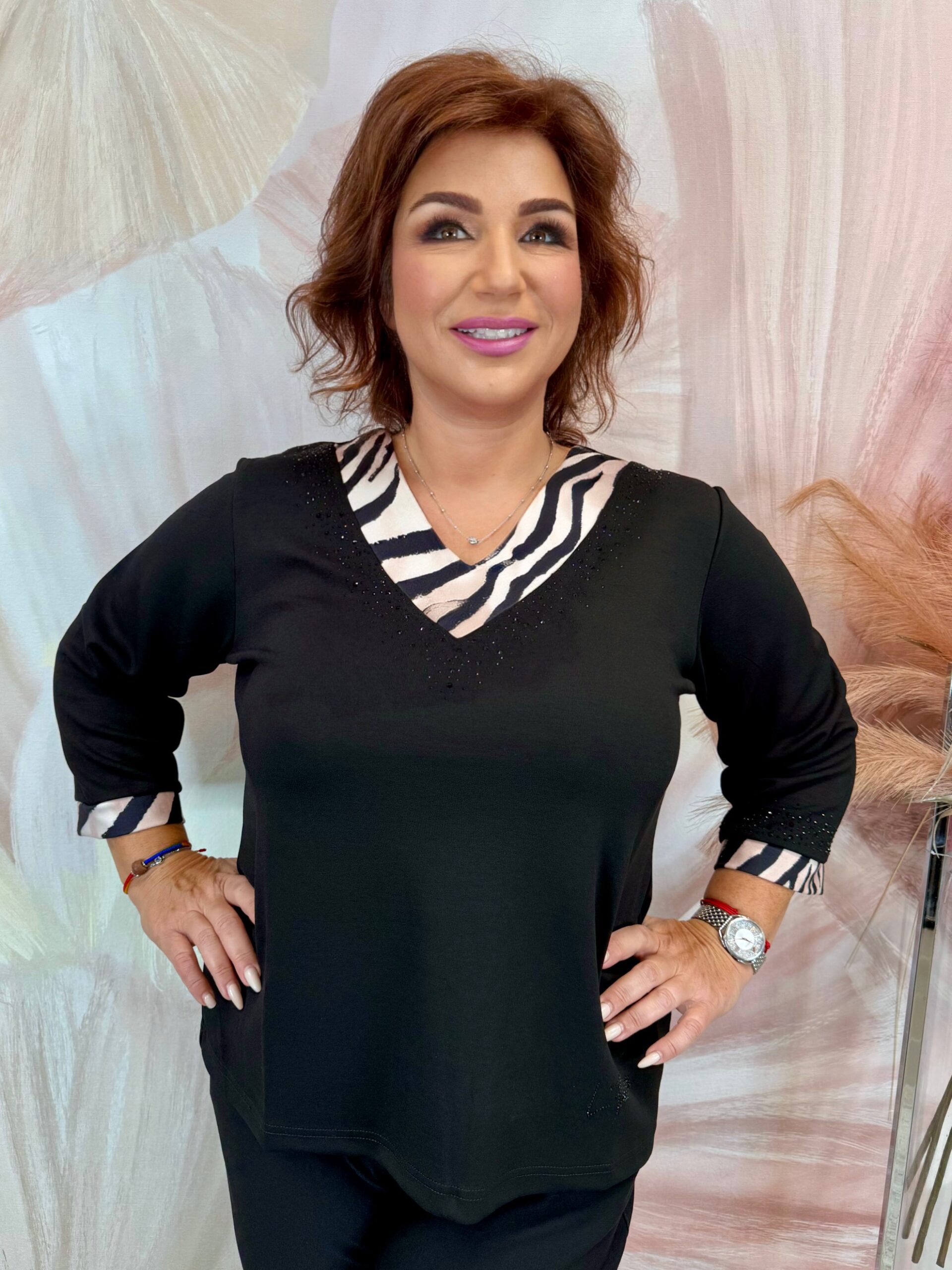 Csinos V nyakú felső állatmintás passzéval