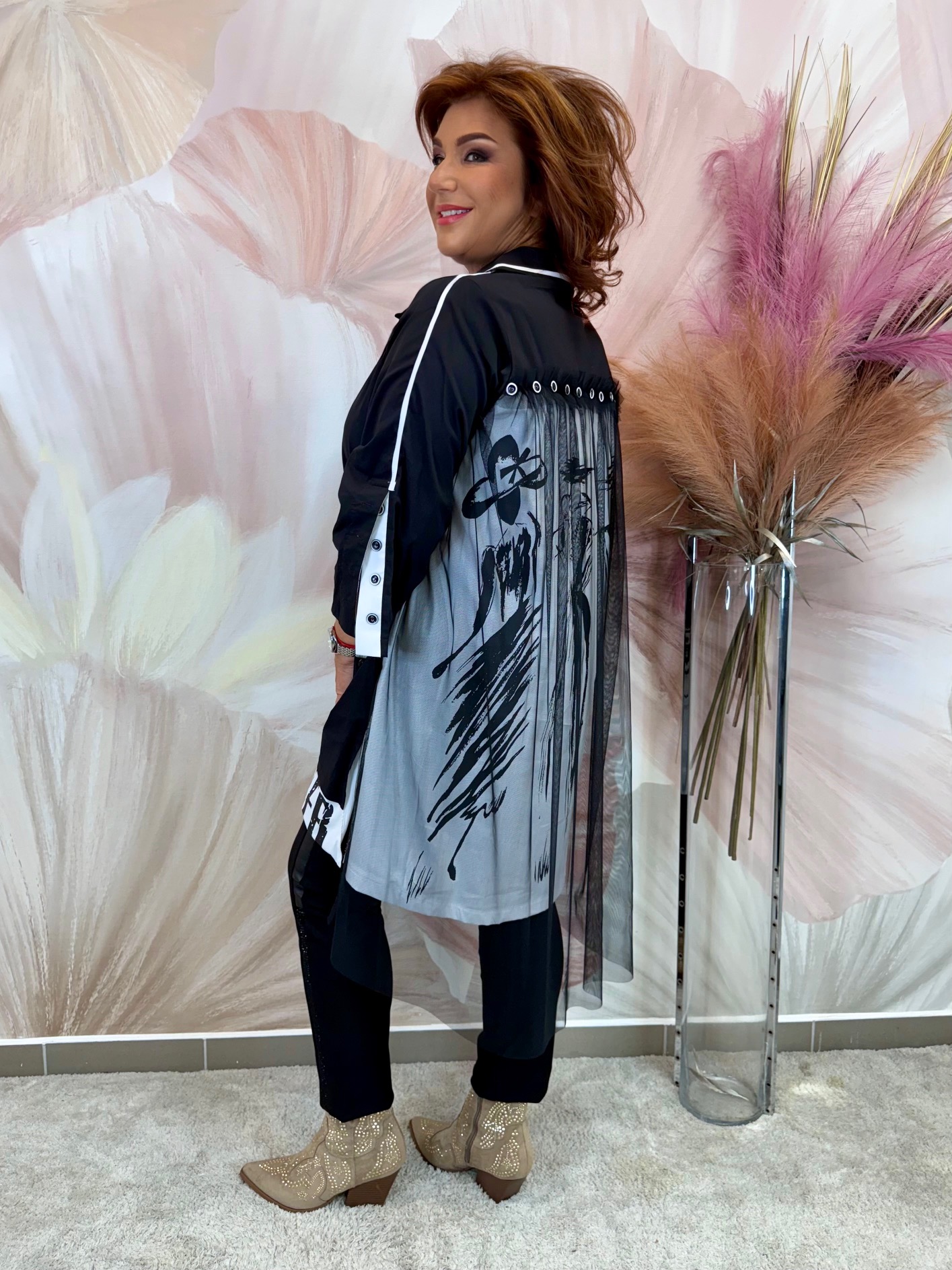 Különleges hosszított blúz tüllrátéttel