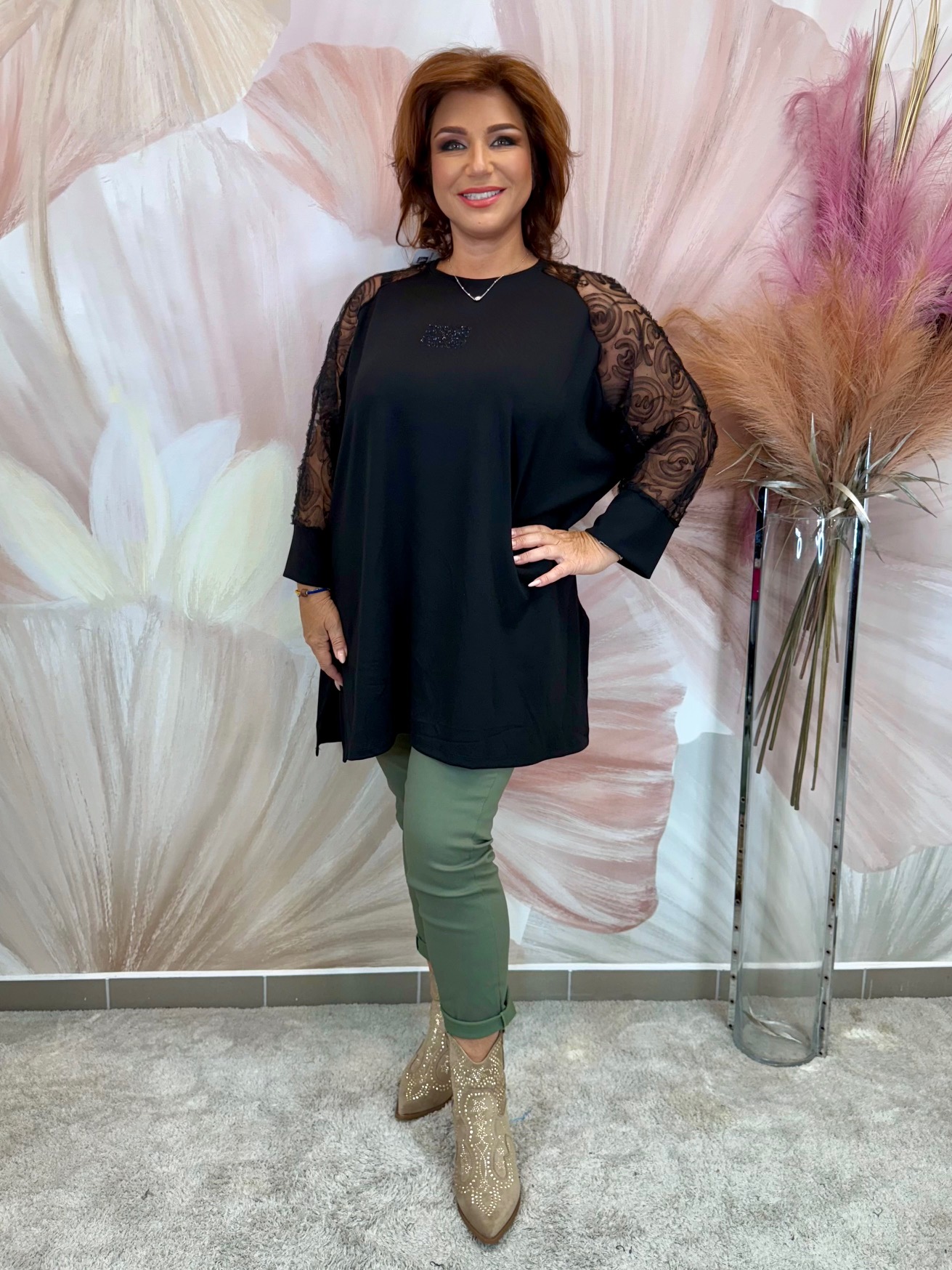 Hosszított fekete tunika tüllvirágos ujjakkal - Image 2