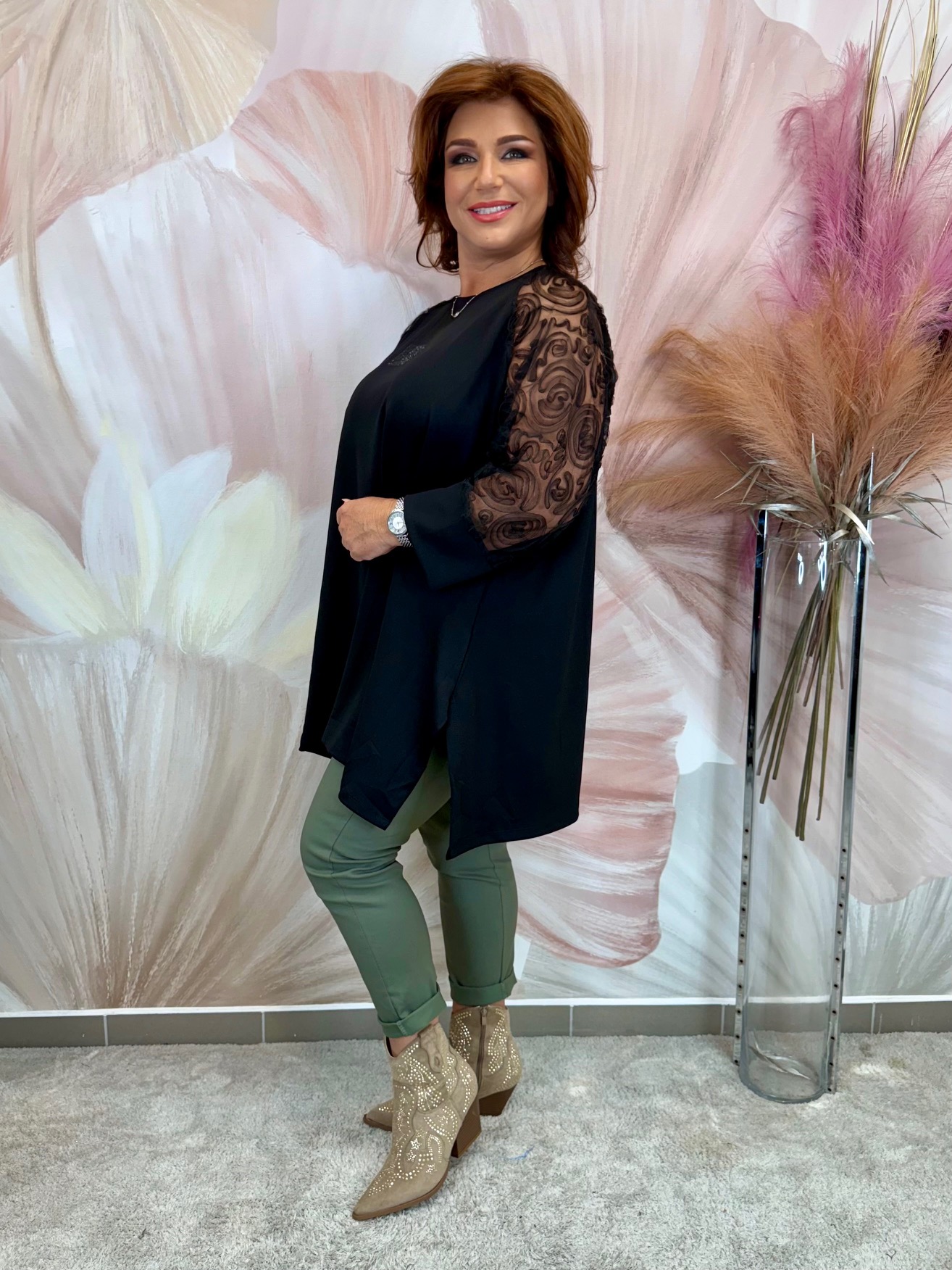 Hosszított fekete tunika tüllvirágos ujjakkal - Image 3