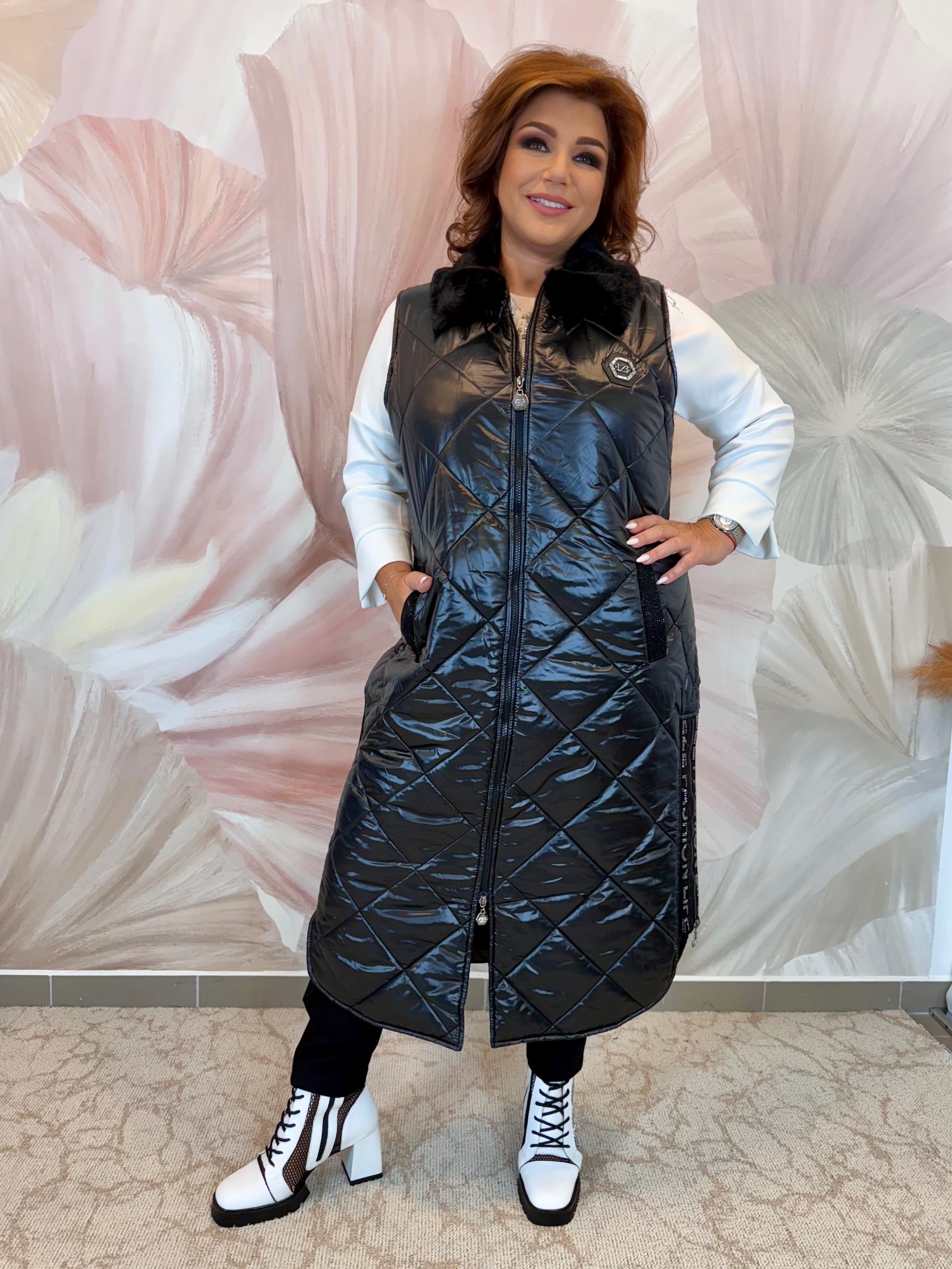 Hosszú fekete mellény szőrmés gallérral