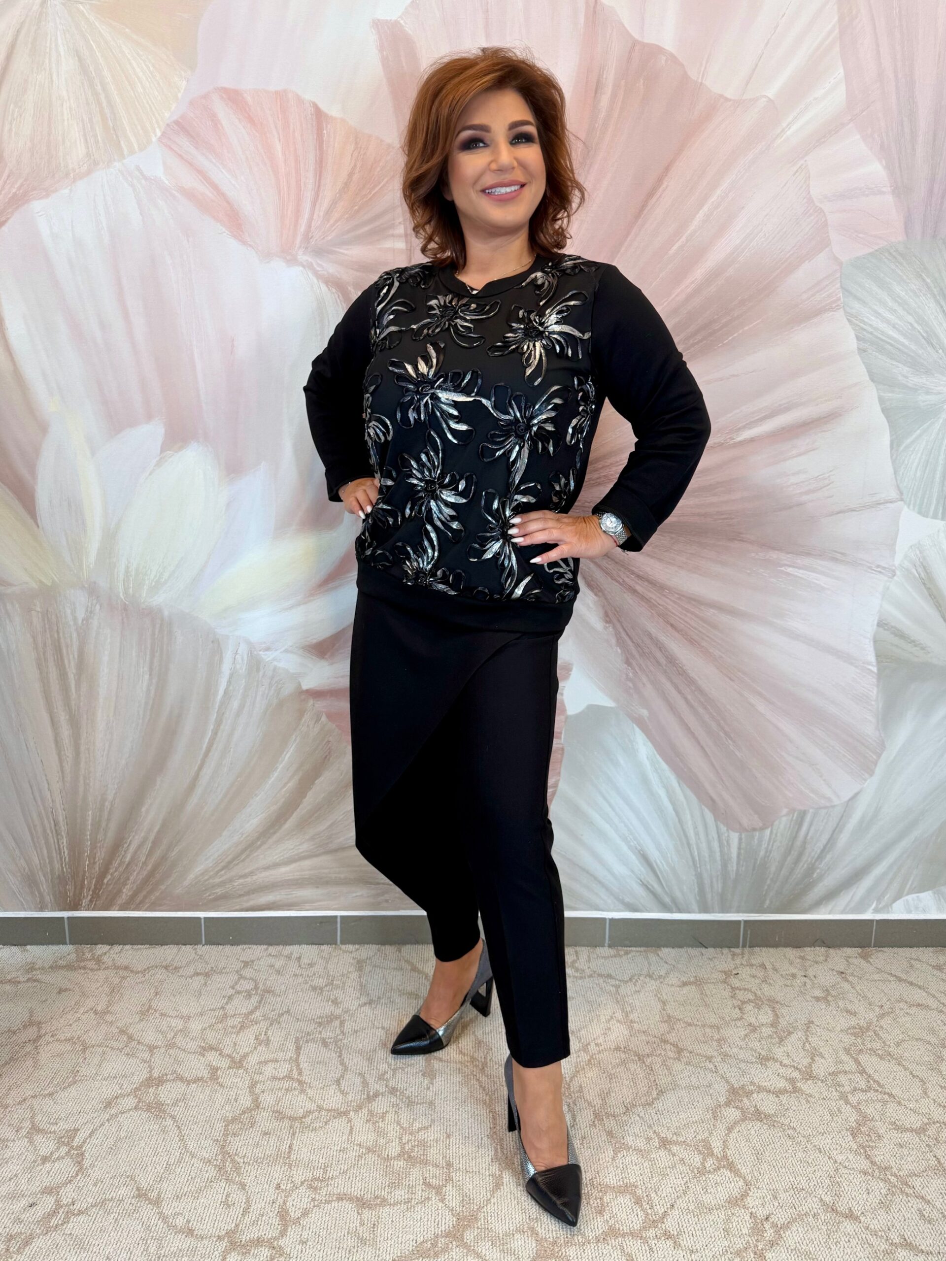 Csinos fekete felső ezüst virágokkal - Image 2