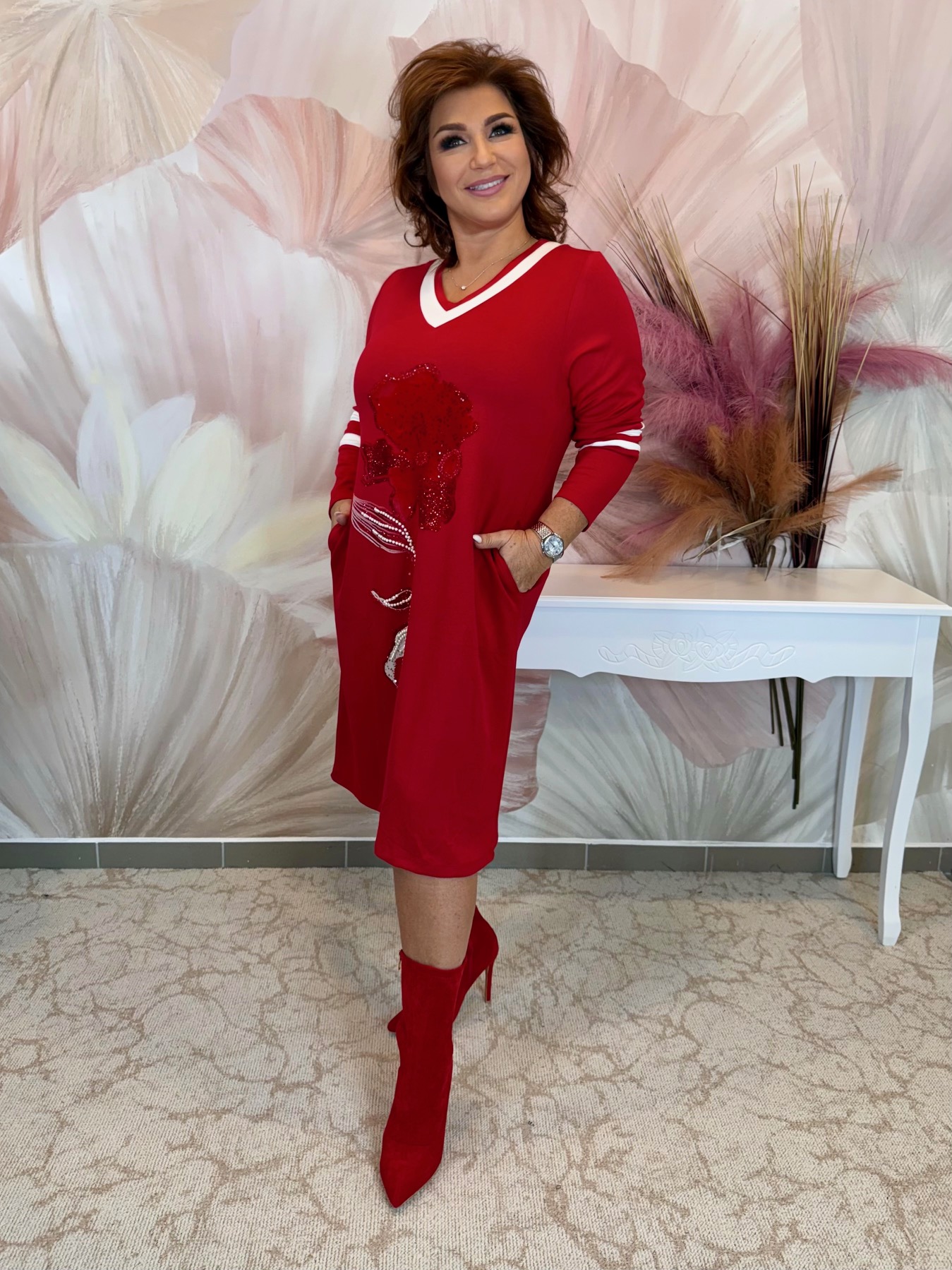 Csinos V nyakú piros ruha fehér passzéval - Image 4