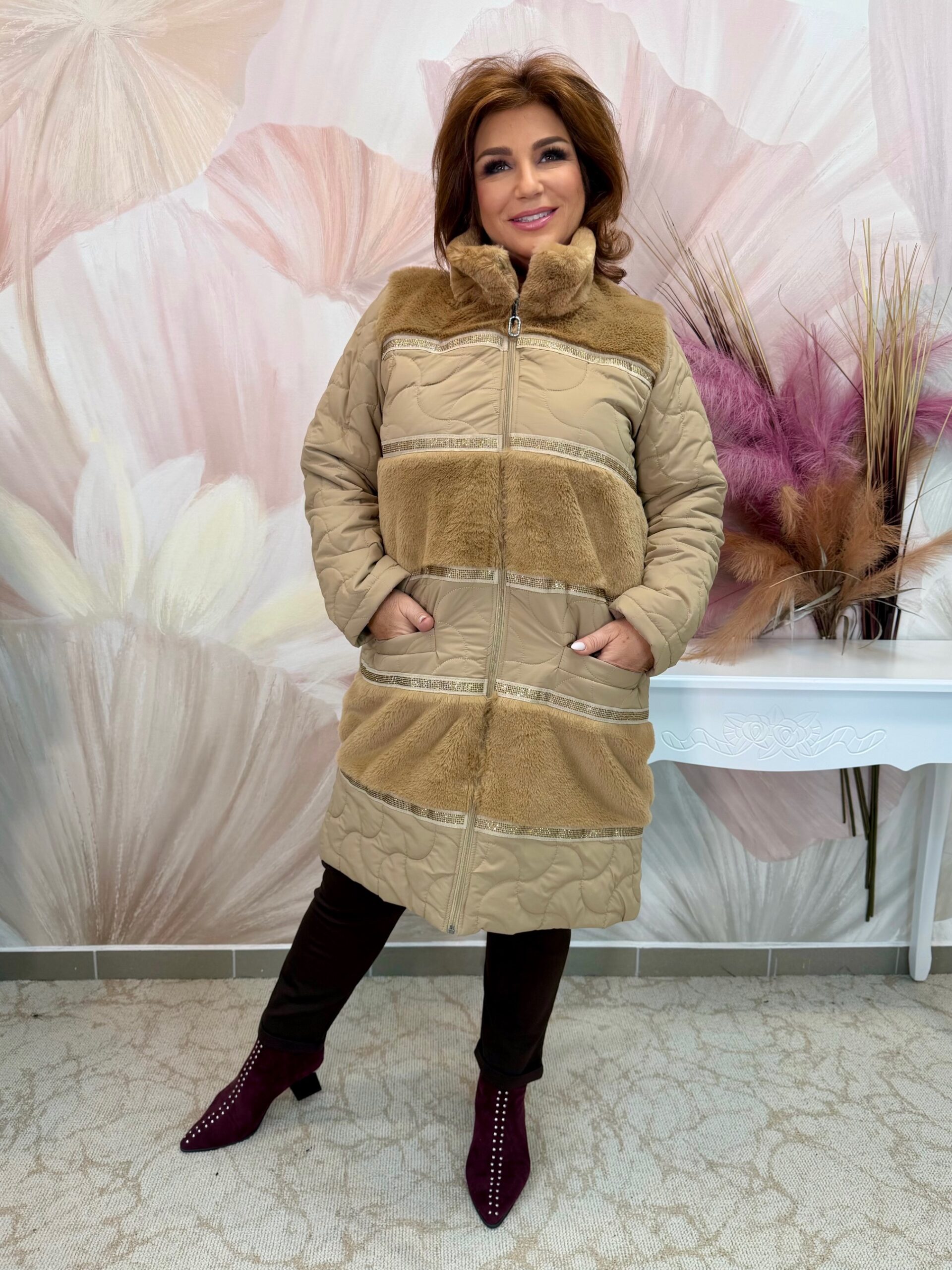 Letisztult bézs steppelt kabát bézs szőrmével