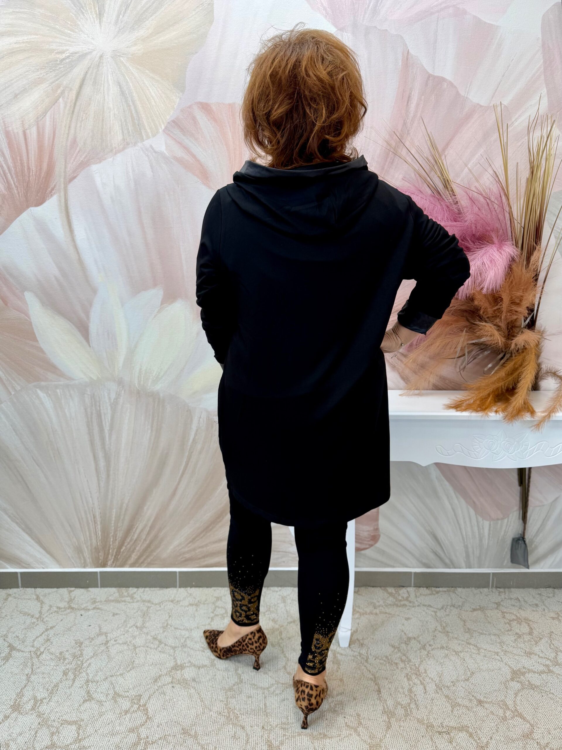 Hosszított fekete pamut kardigán bőrbetéttel, virágokkal - Image 6