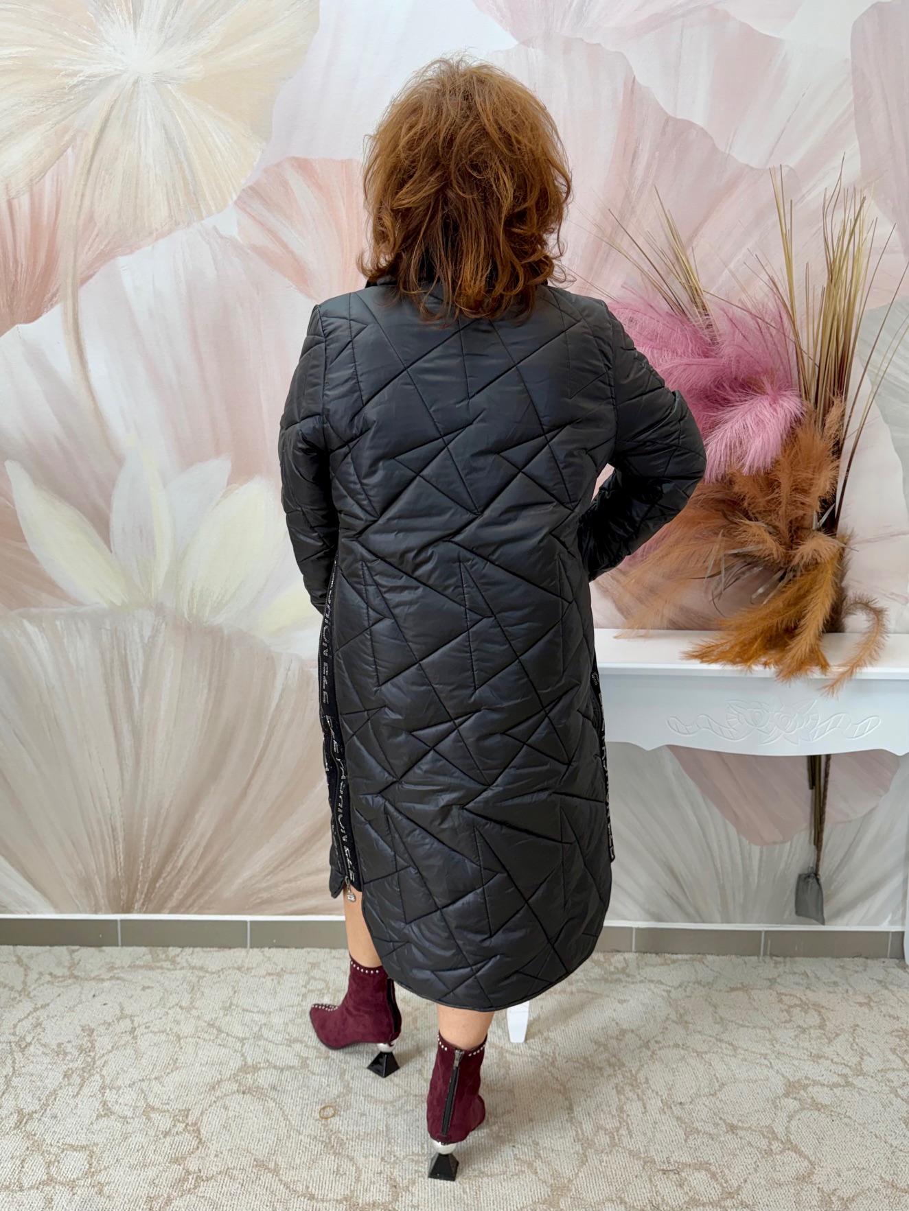 Hosszú fekete steppelt kabát szőrmegallérral - Image 5