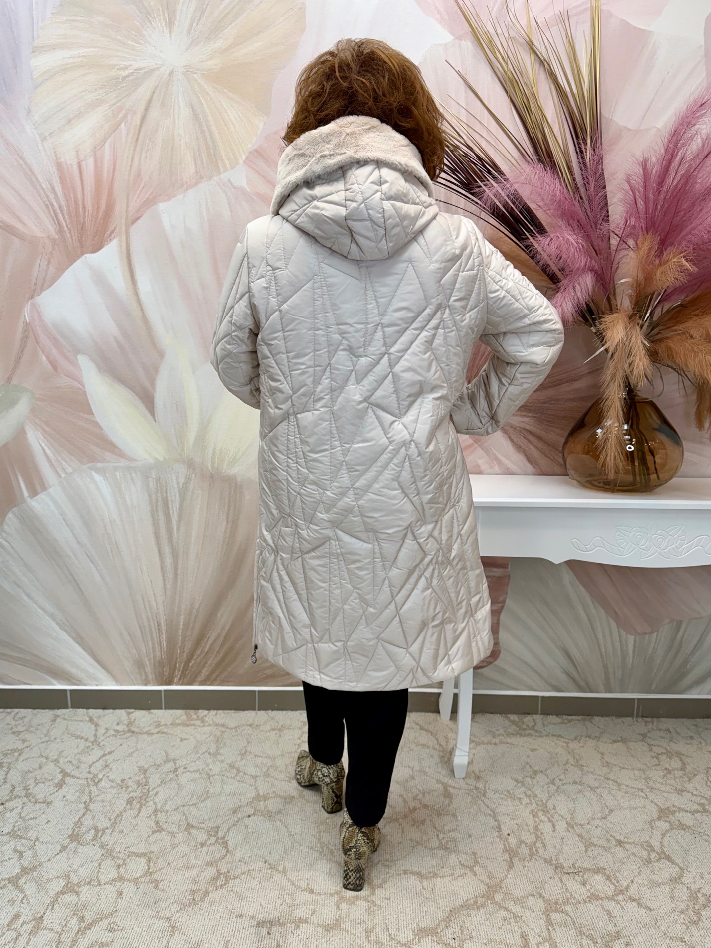 Hosszú krémszínű steppelt kabát kristályos zsebekkel - Image 6