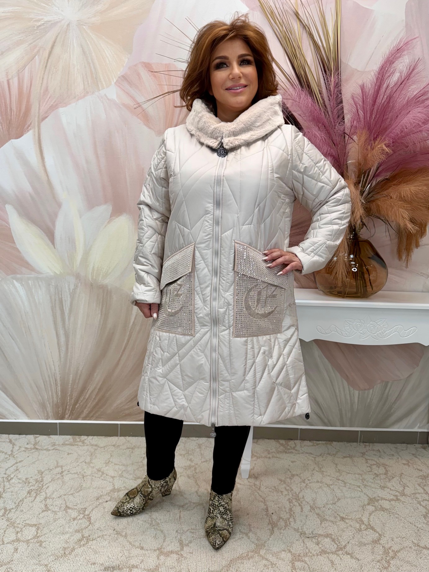 Hosszú krémszínű steppelt kabát kristályos zsebekkel - Image 3