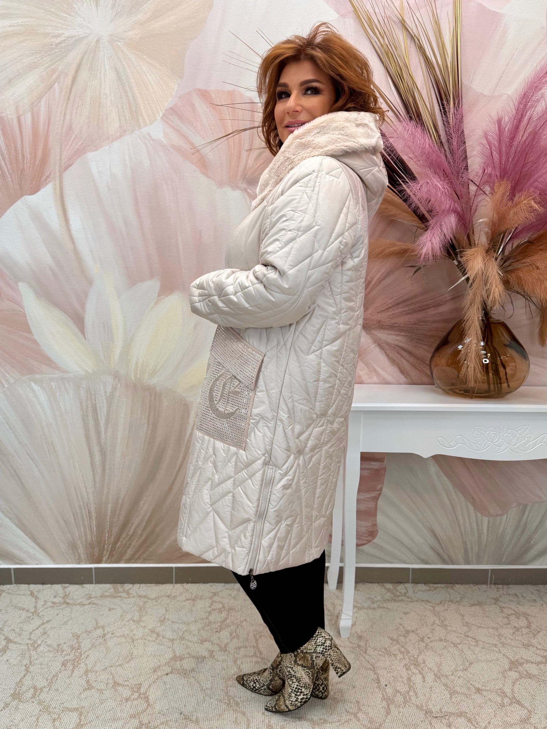 Hosszú krémszínű steppelt kabát kristályos zsebekkel - Image 5