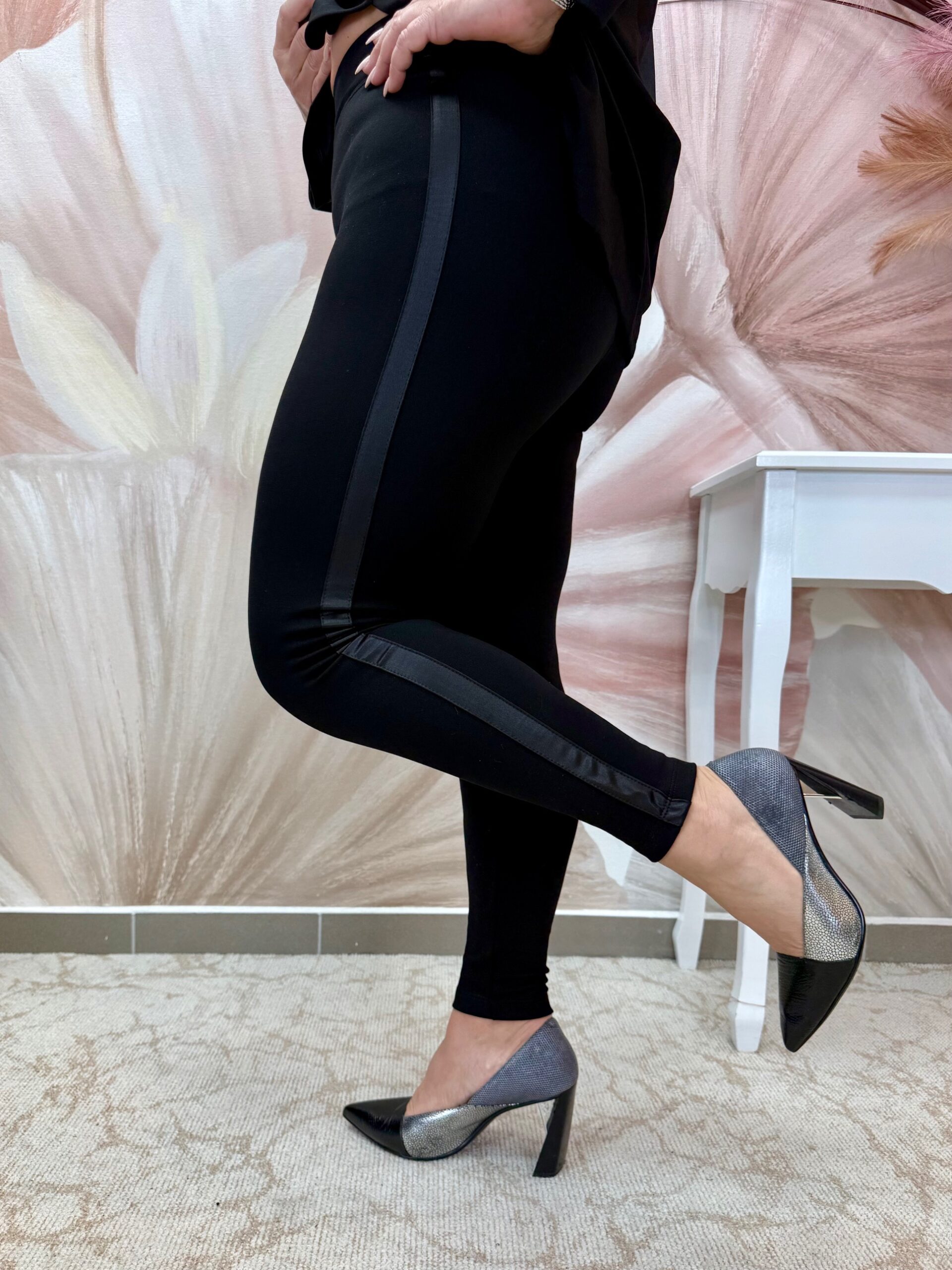 Fekete elasztikus vastag leggings oldalán szaténcsíkkal