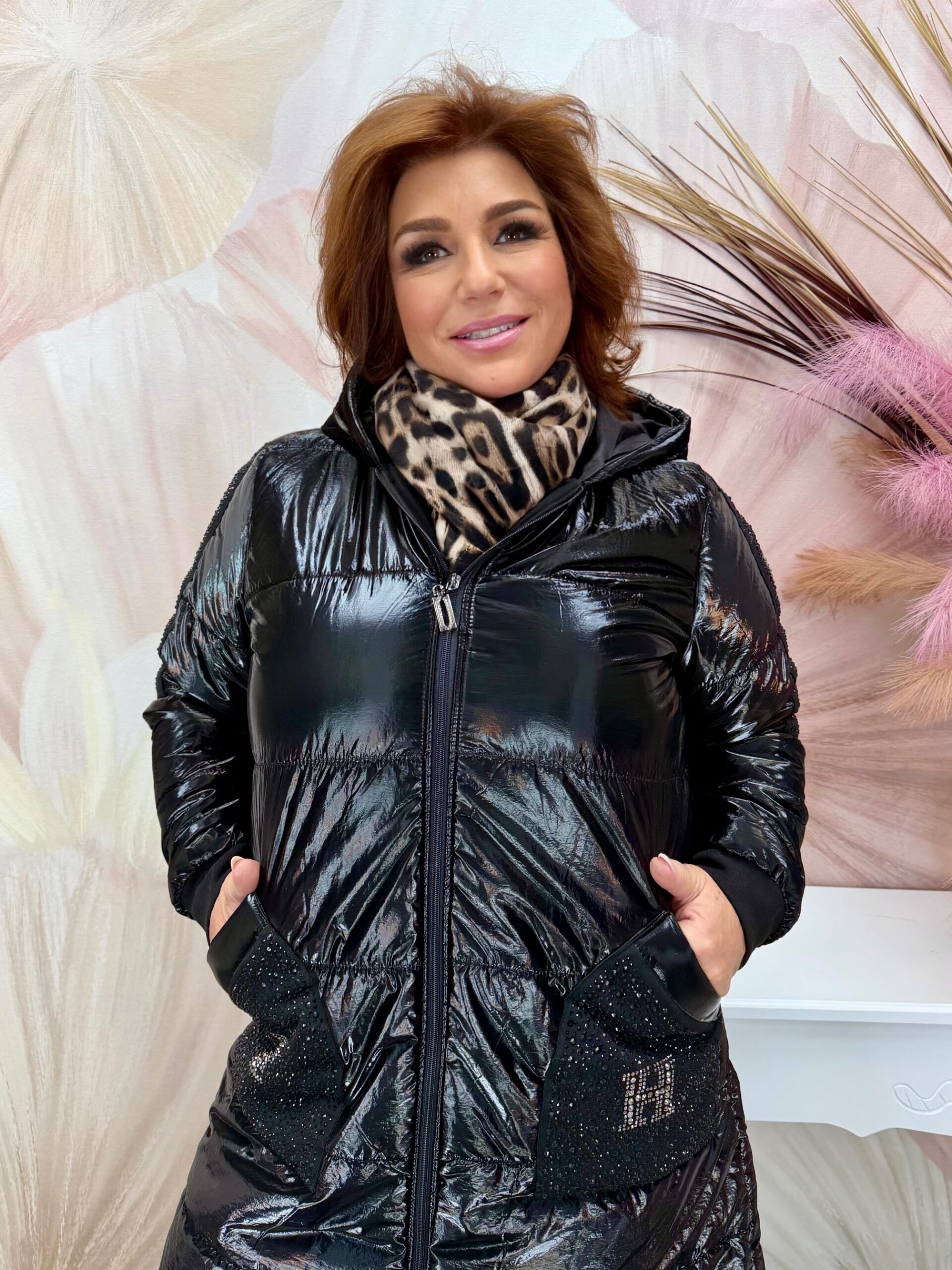 Fekete selyemfényű télikabát kristályos zsebekkel - Image 4