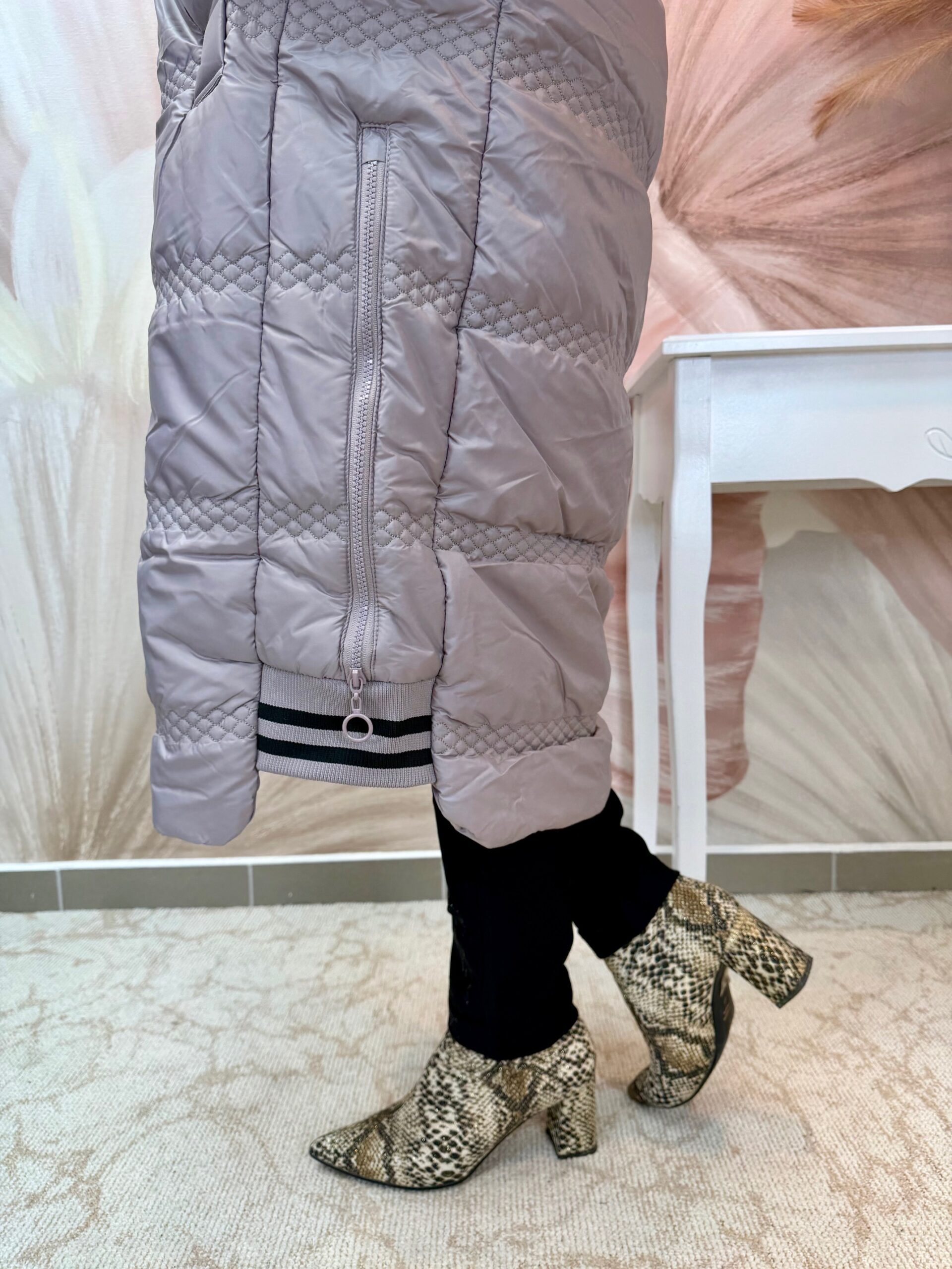 Csinos hosszú taupe steppelt kabát - Image 6