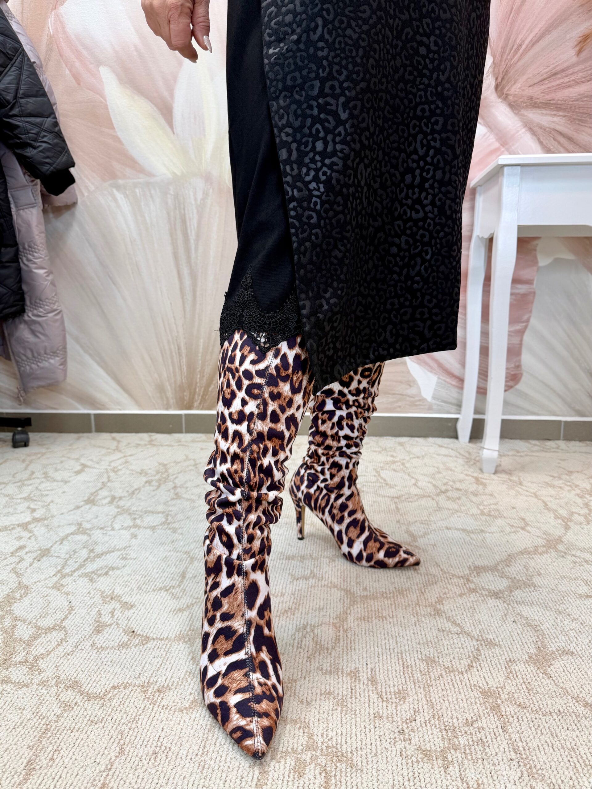 Csinos fekete ruha fekete ocelotmintával, alján csipkebetéttel - Image 7