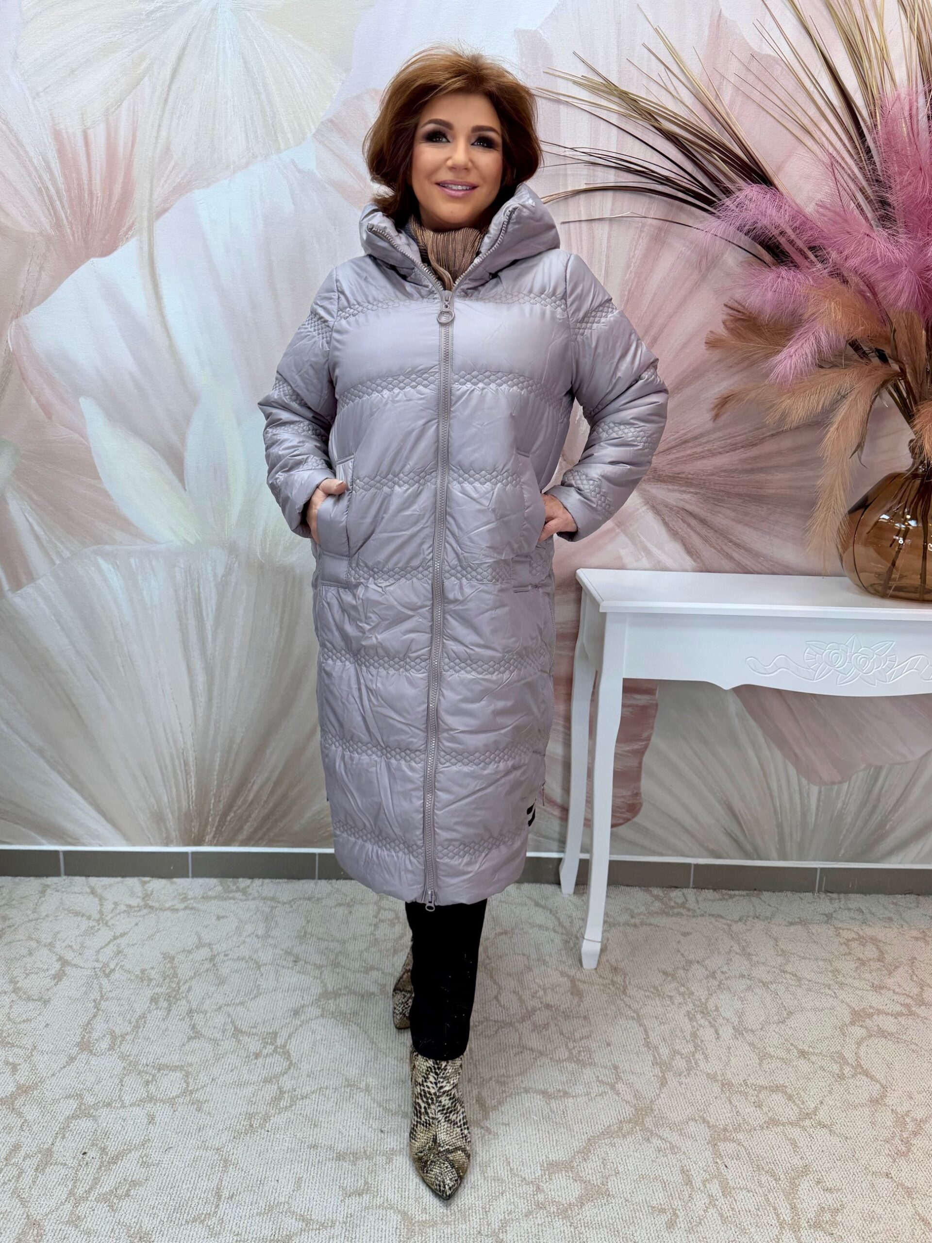 Csinos hosszú taupe steppelt kabát - Image 4