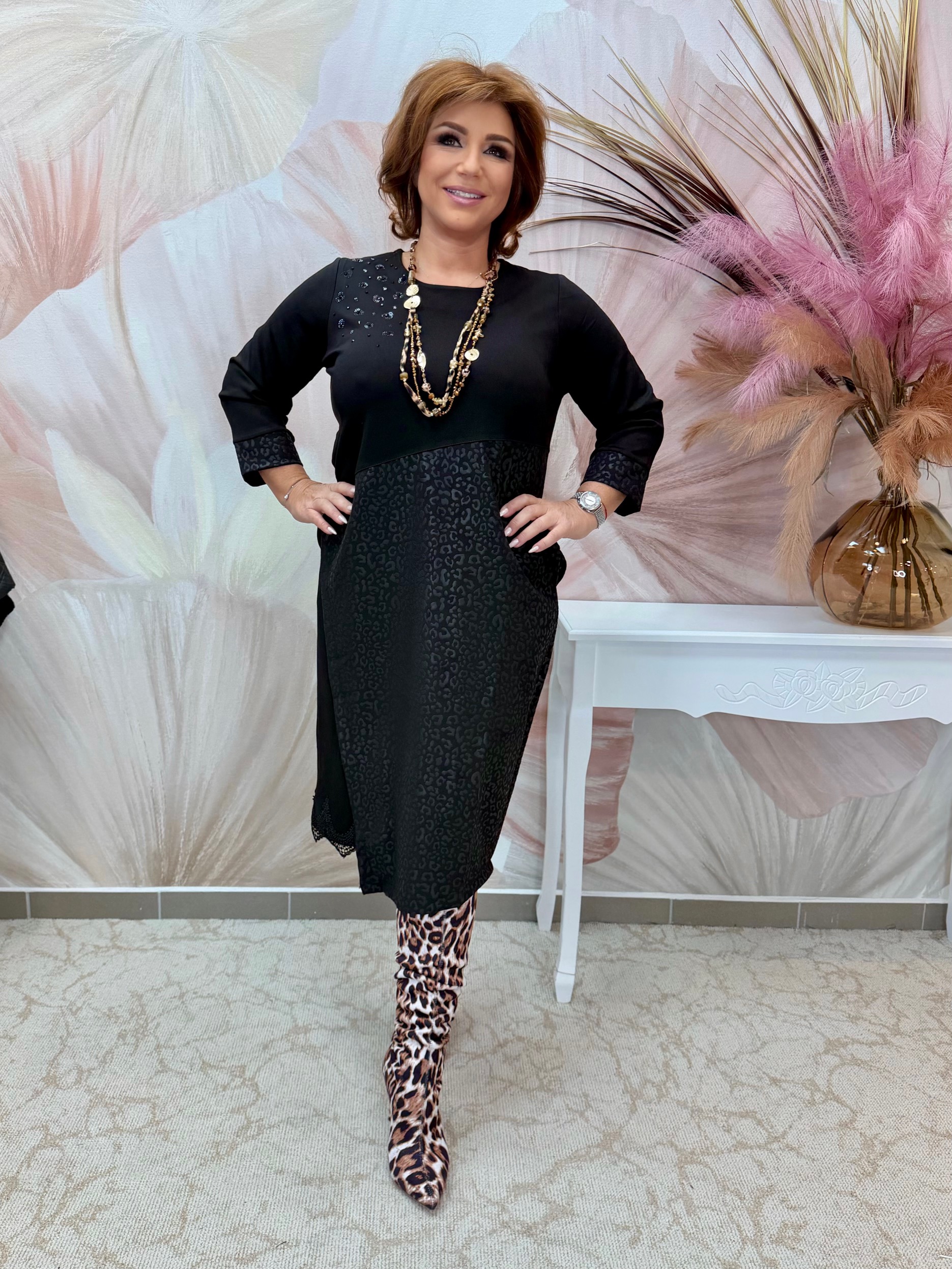 Csinos fekete ruha fekete ocelotmintával, alján csipkebetéttel