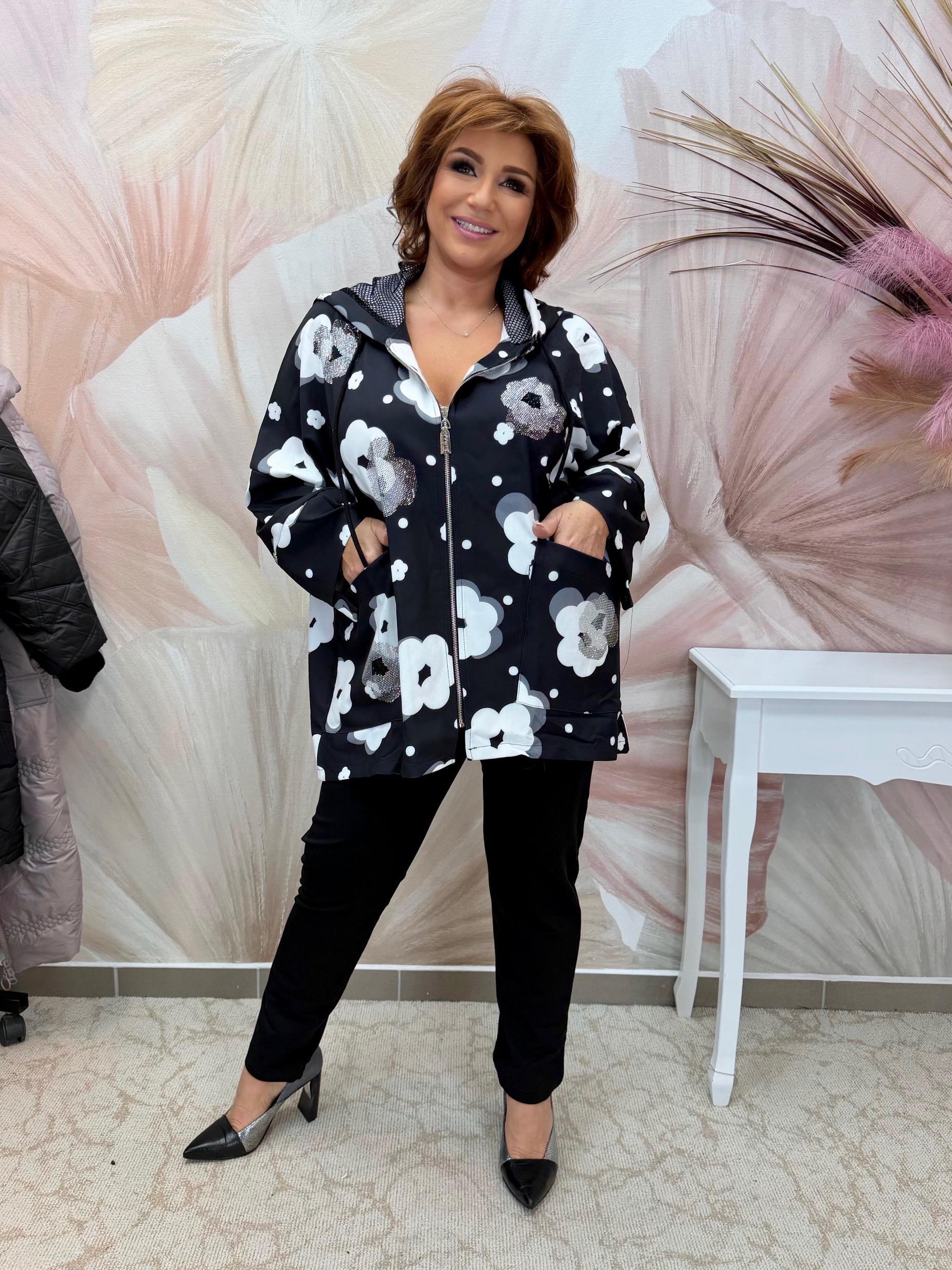 Fekete fehér szett, virágos zippes felsővel - Image 4