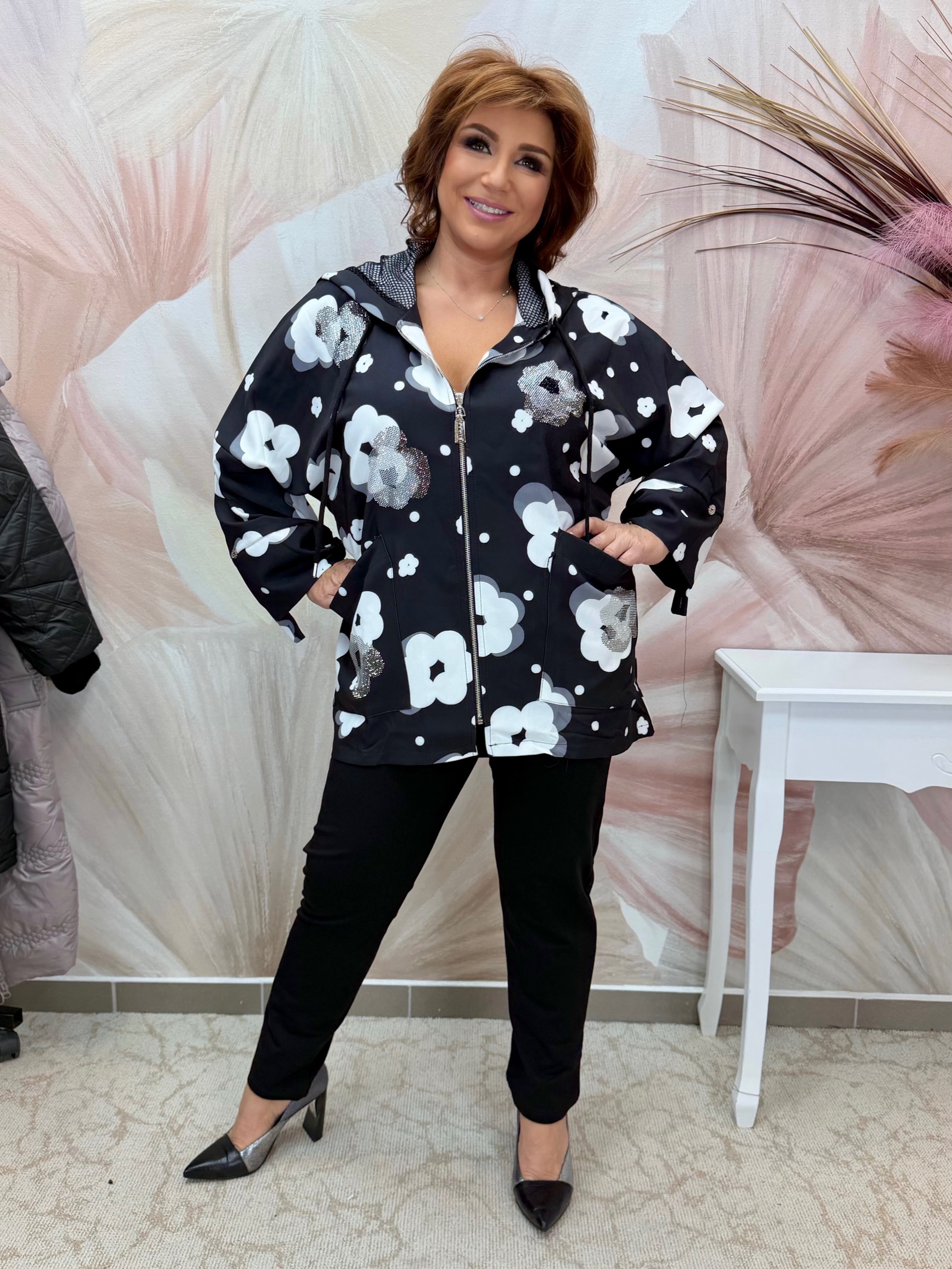 Fekete fehér szett, virágos zippes felsővel