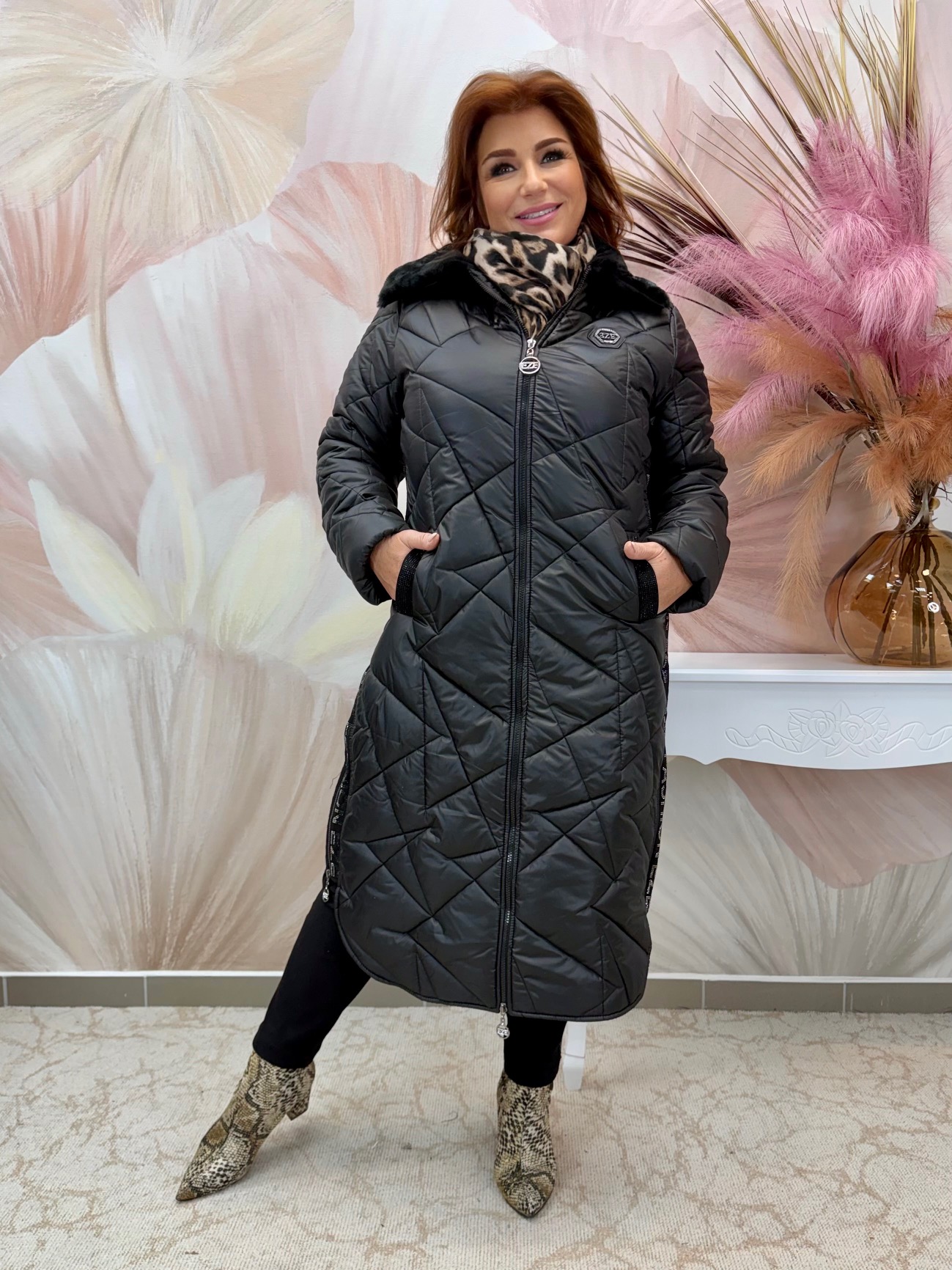 Hosszú fekete steppelt kabát szőrmegallérral - Image 3