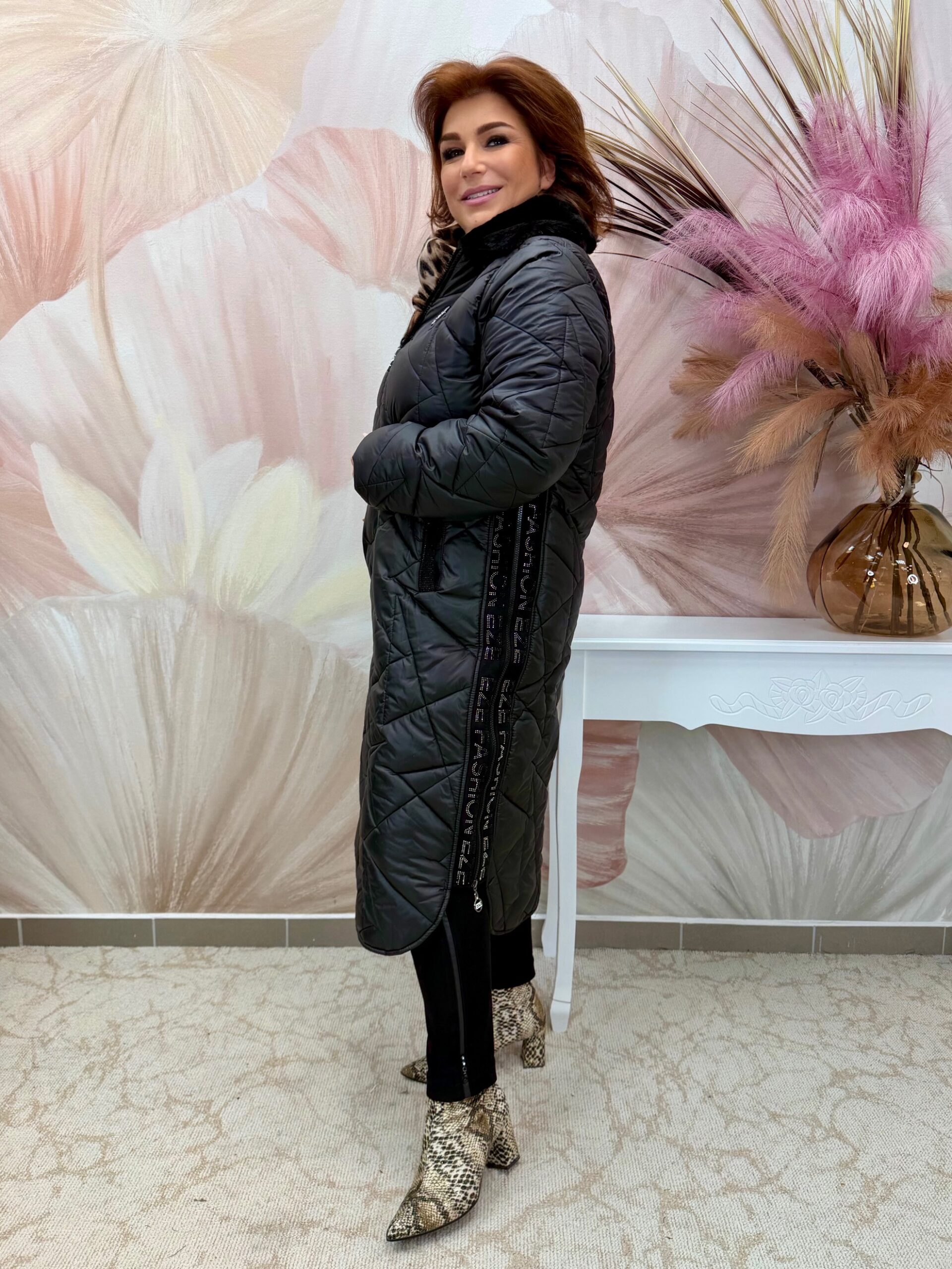 Hosszú fekete steppelt kabát szőrmegallérral - Image 4