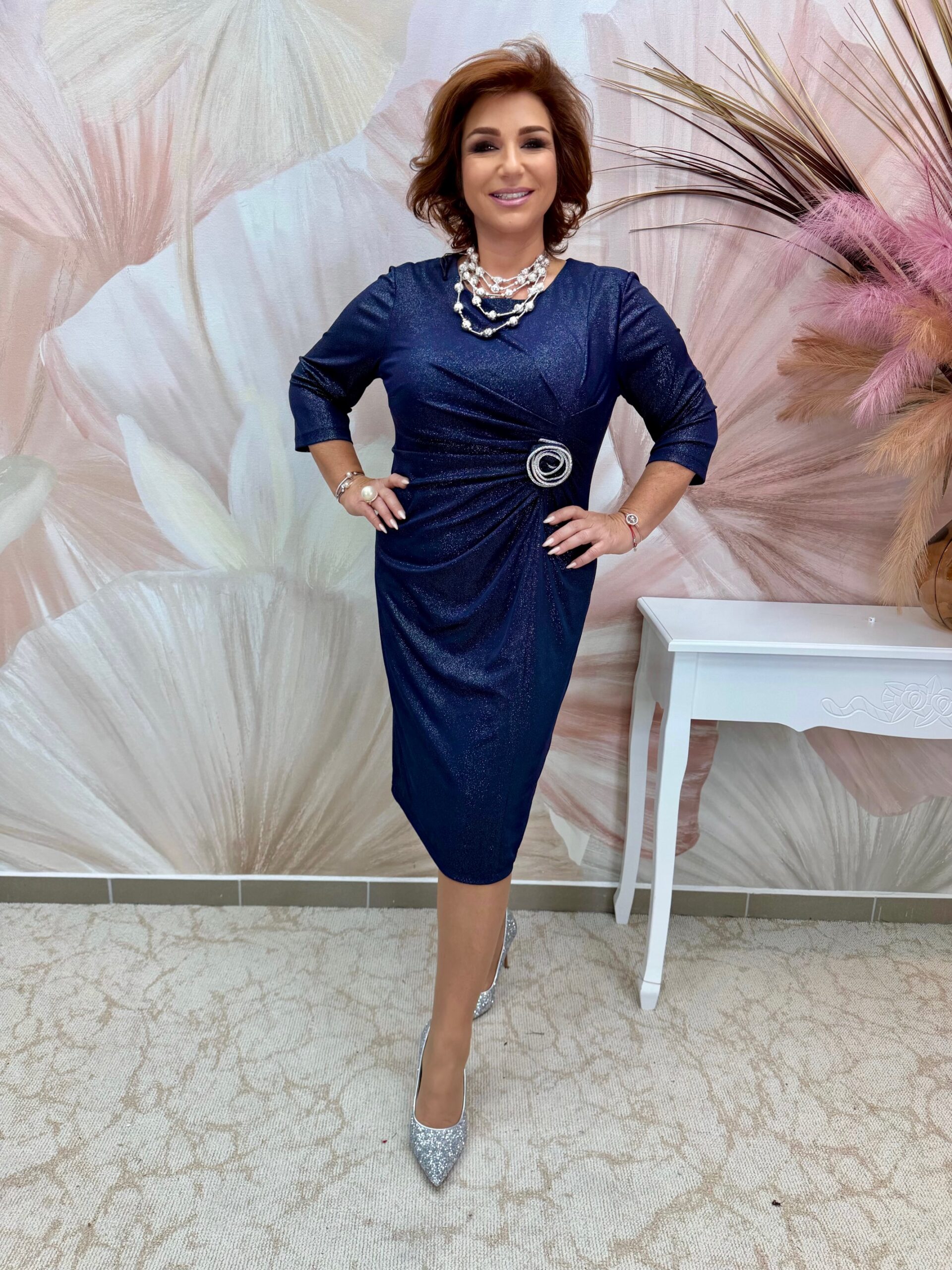 Sötétkék lurexszállal átszőtt alkalmi ruha ezüst rózsával